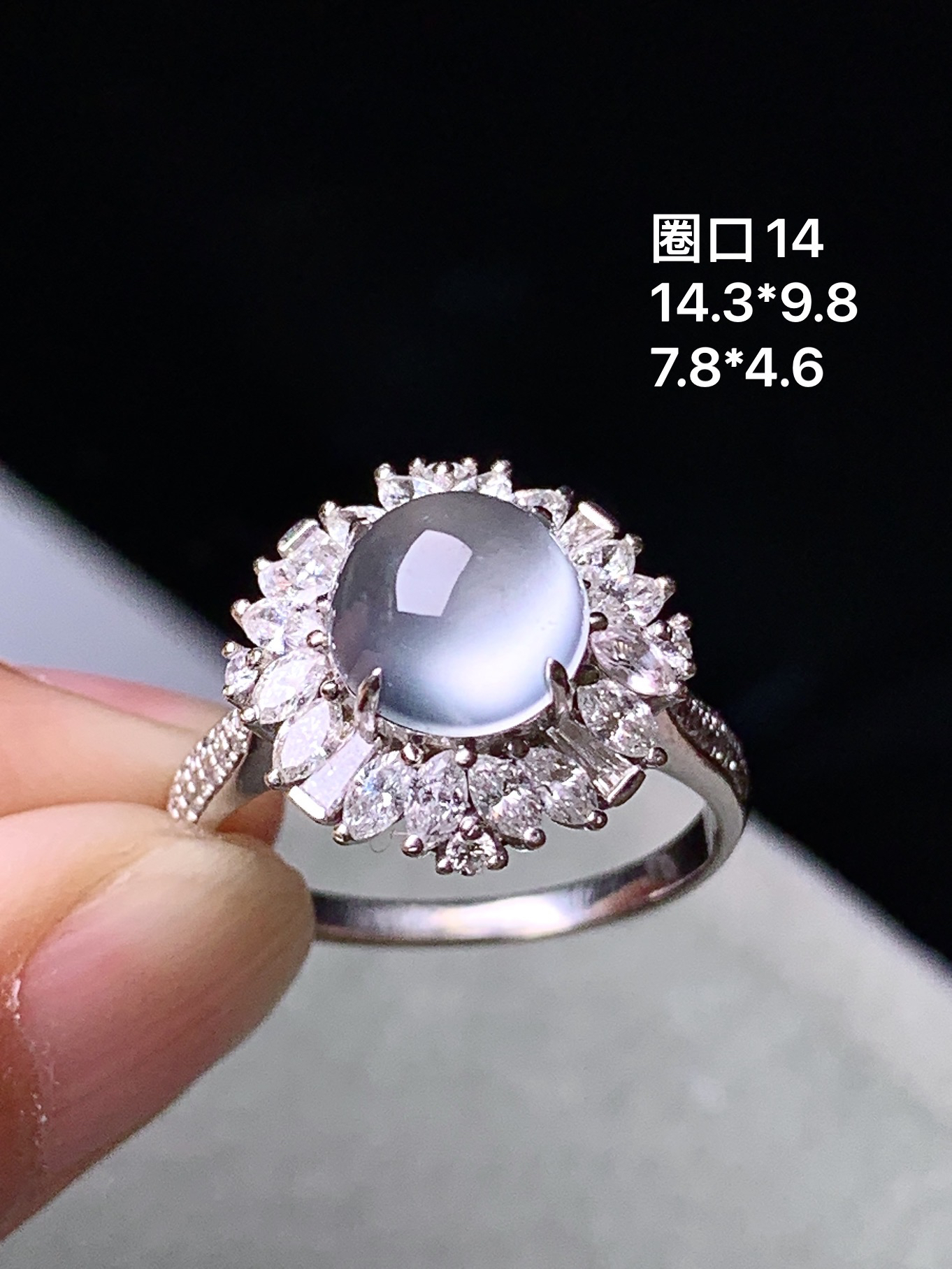 18k金钻镶嵌冰种蛋面戒指 玉质细腻 色泽艳丽清新 圈口14 整体尺寸14.3*9.8 y9