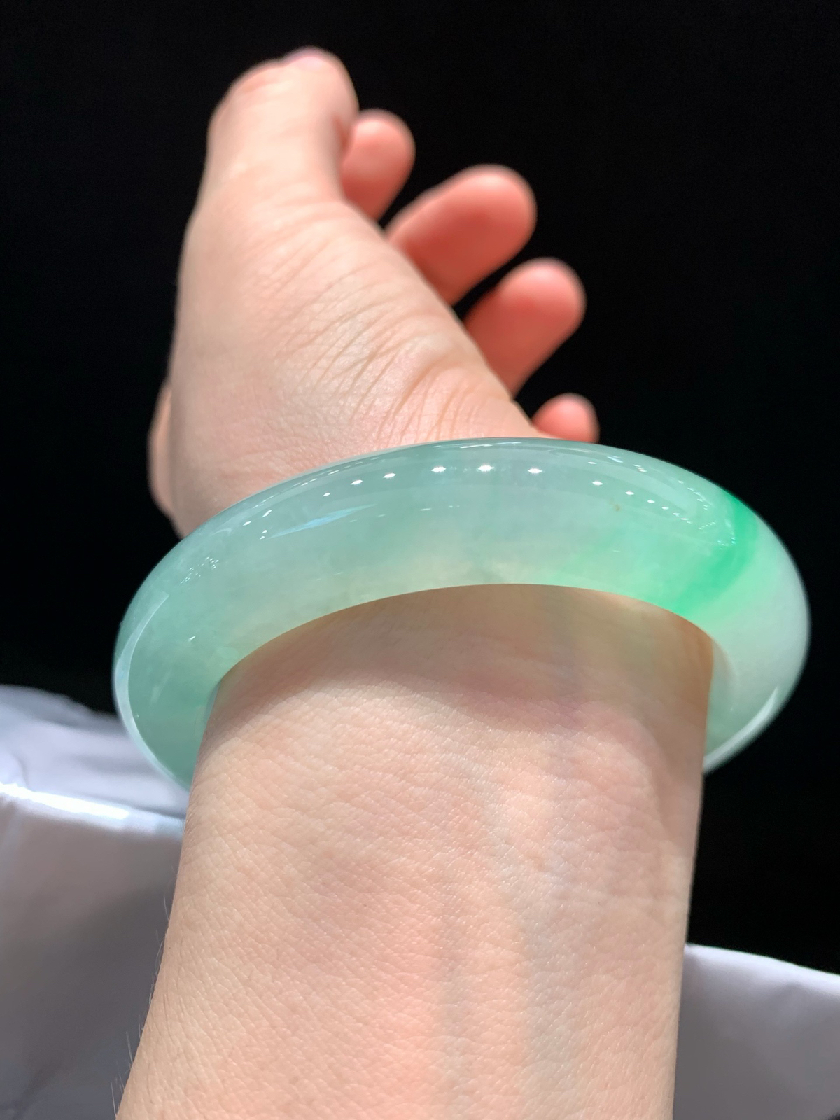 尺寸56.3/12.4/9.7，冰种带色手镯
种好水足
TG-1405-3400