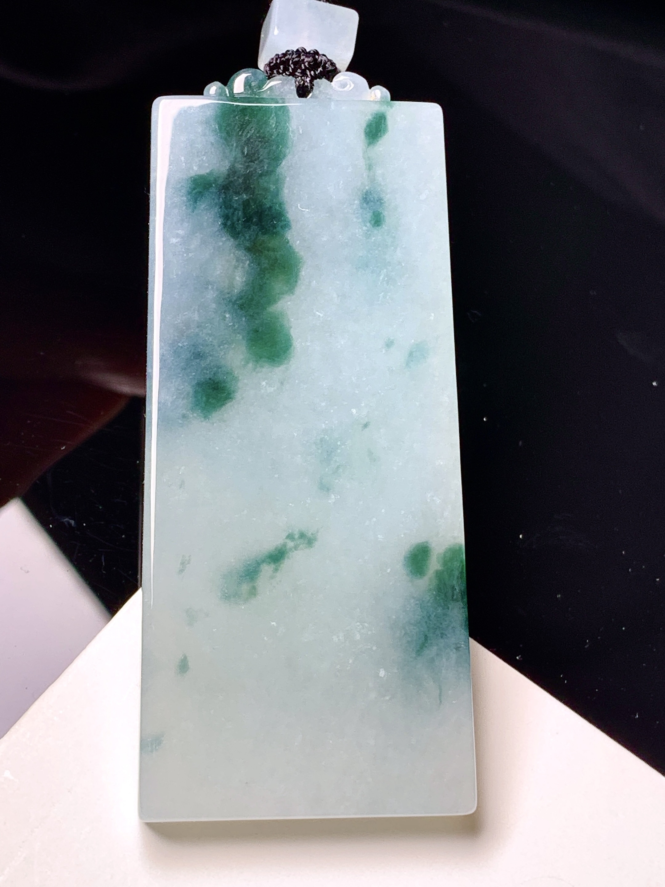 飘花无事牌吊坠 玉质细腻 色泽艳丽清新 整体尺寸65.3*27.8*5.8 L1