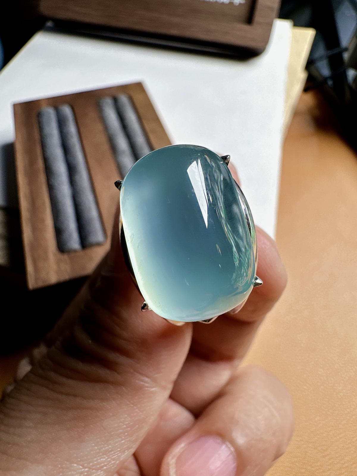 高冰天空蓝大马鞍戒指，种地上乘，晶莹剔透，收藏品。