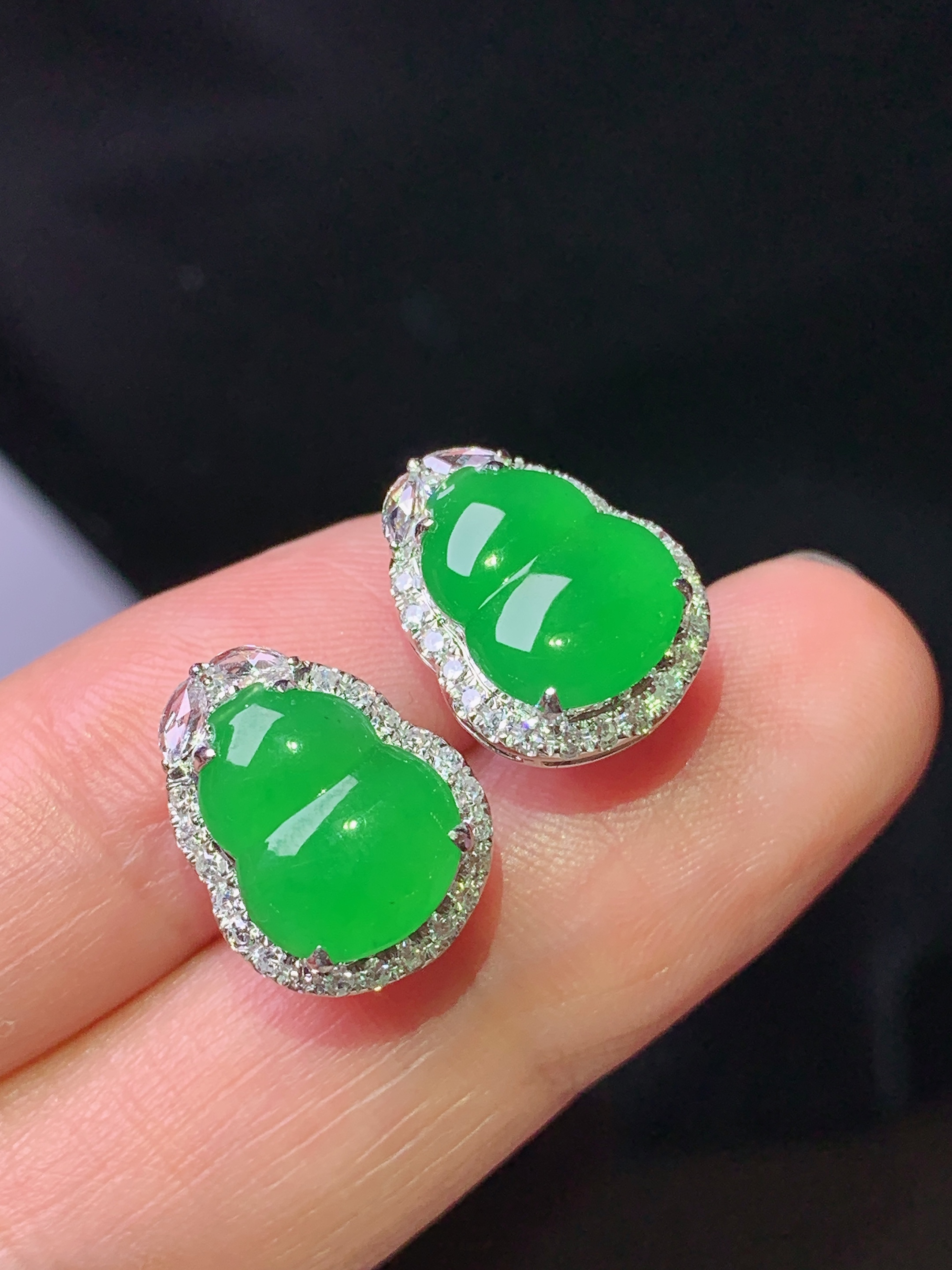 18k金钻镶嵌冰阳绿葫芦耳钉 玉质细腻 色泽艳丽清新 整体尺寸14.2*11.2*5.5 h1