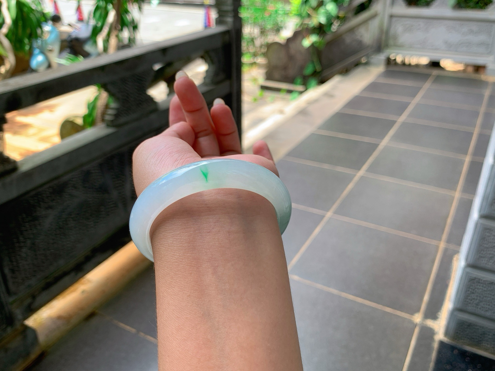 ｜55圈口
冰飘花翡翠手镯，绿花灵动飘逸，附带一抹金丝绿，更显娇俏动人，底妆冰冰透透胶胶的，
编号【06-30-08】