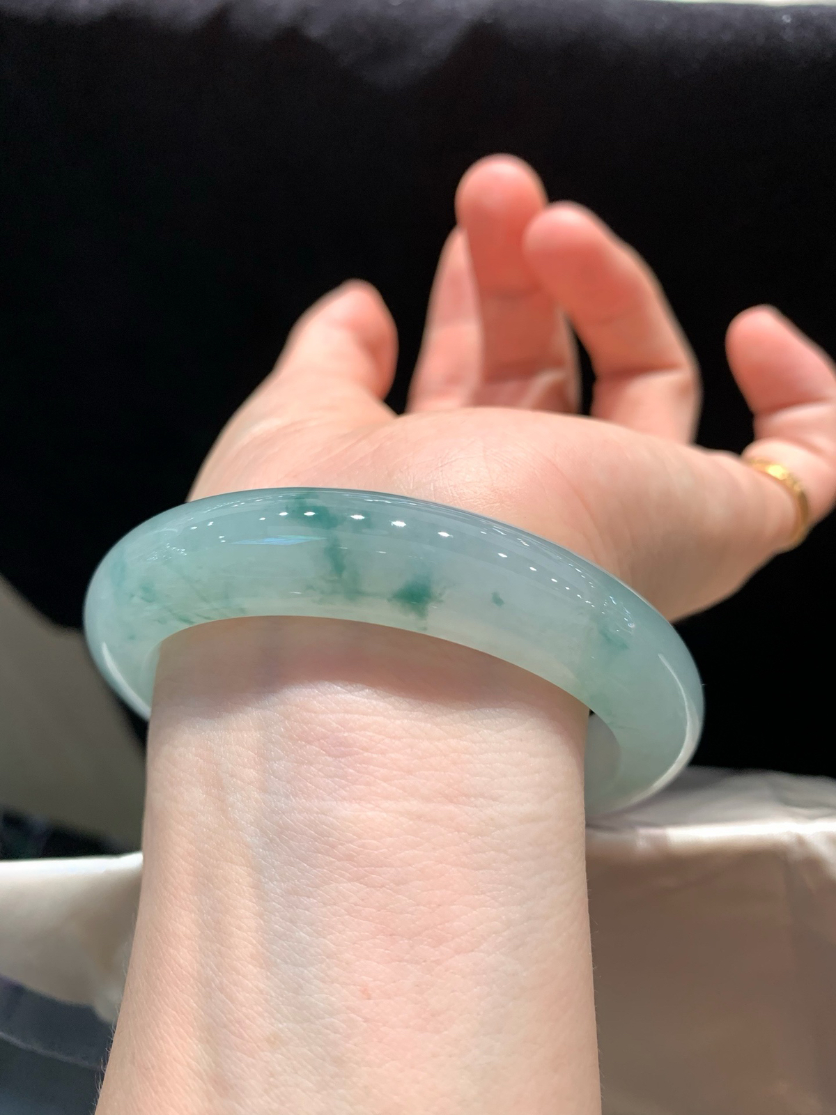 尺寸56.9/12.5/9.5，冰飘花手镯
水润细腻 清新甜美 
TG-825-1100