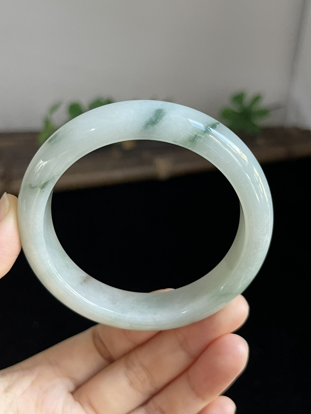 正圈55圈口，翡翠糯化种飘绿手镯
