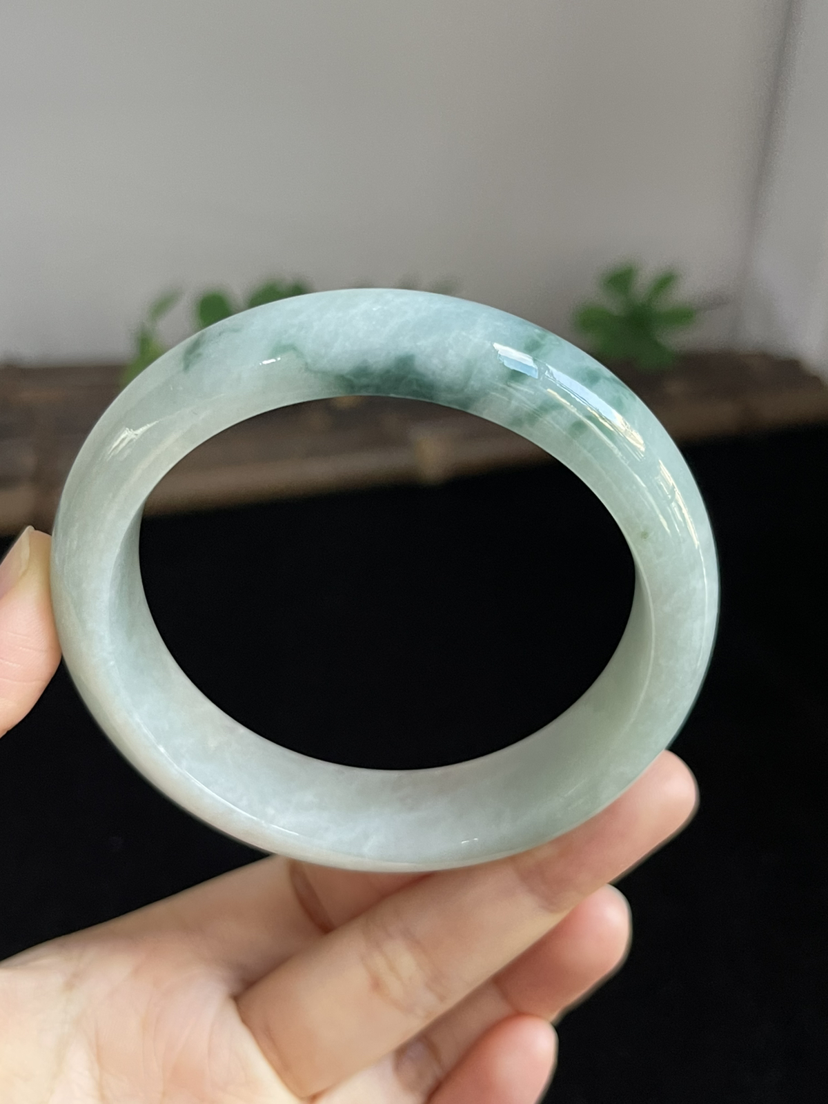 正圈59圈口，翡翠糯化种飘绿手镯