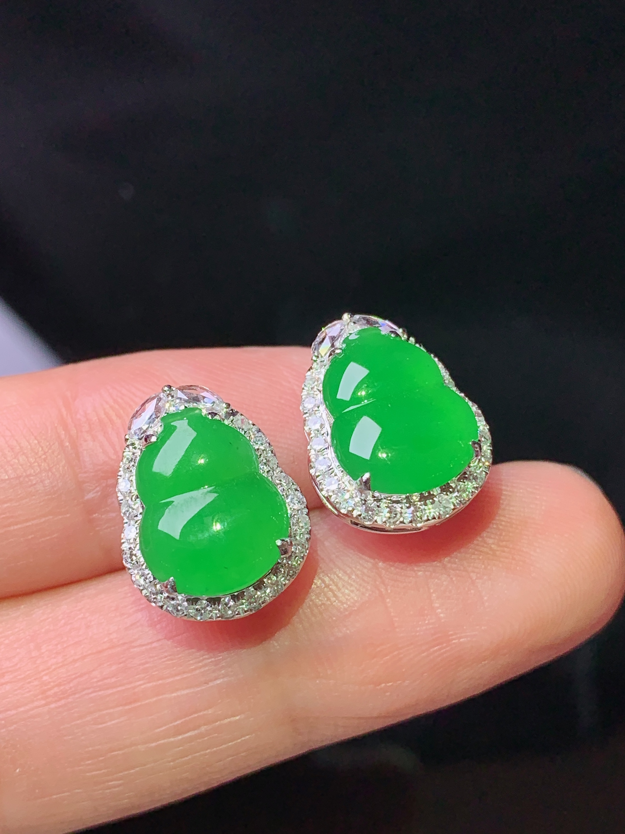 18k金钻镶嵌冰阳绿葫芦耳钉 玉质细腻 色泽艳丽清新 整体尺寸14.2*11.2*5.5 h1
