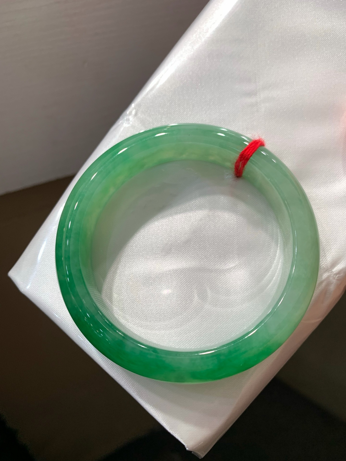 尺寸53.9/12.8/8.1，带色手镯
水润细腻 有种有色
TG-1348-2200
