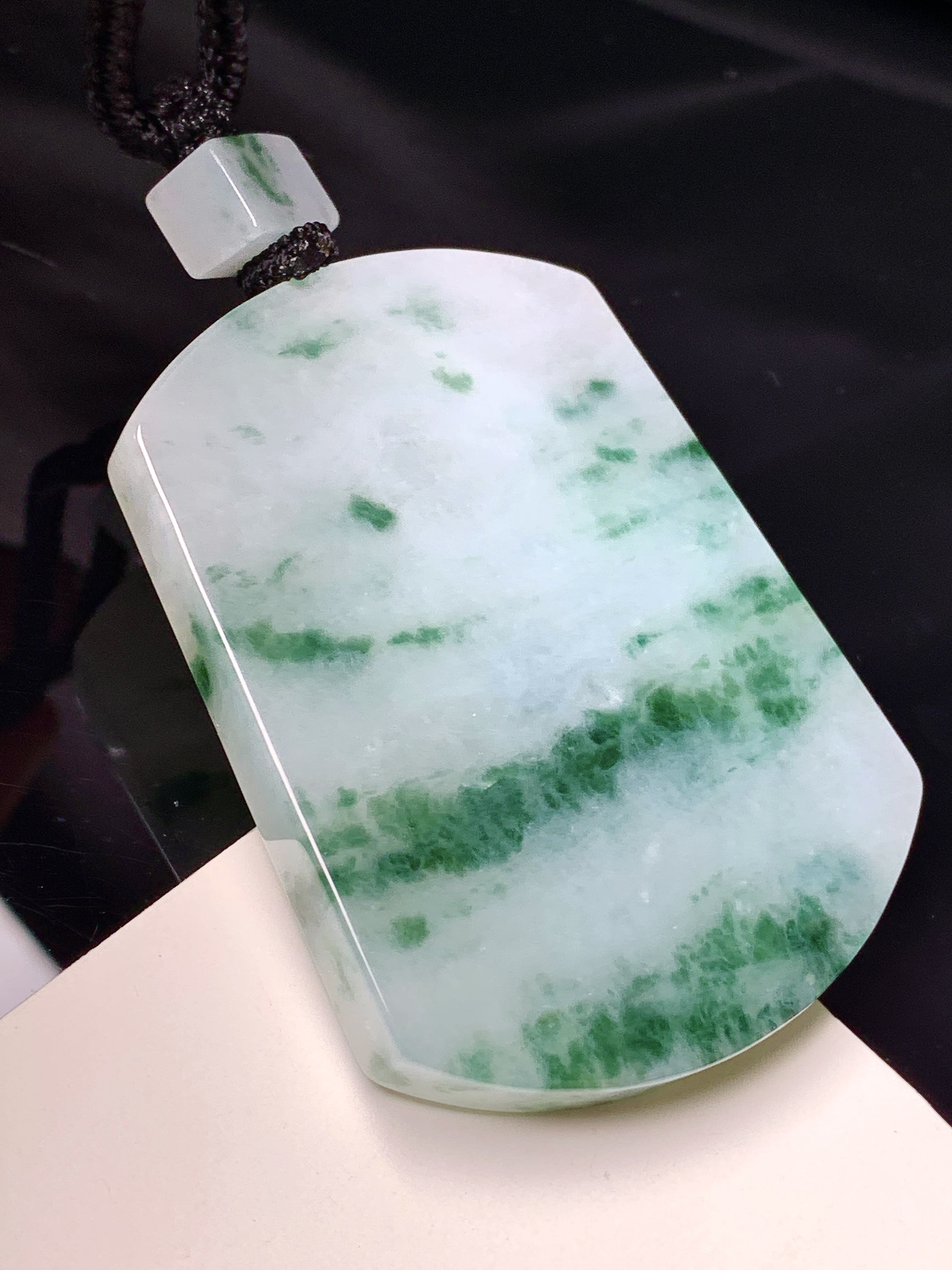 飘花无事牌吊坠 玉质细腻 色泽艳丽清新 整体尺寸53*39*6.3 w1