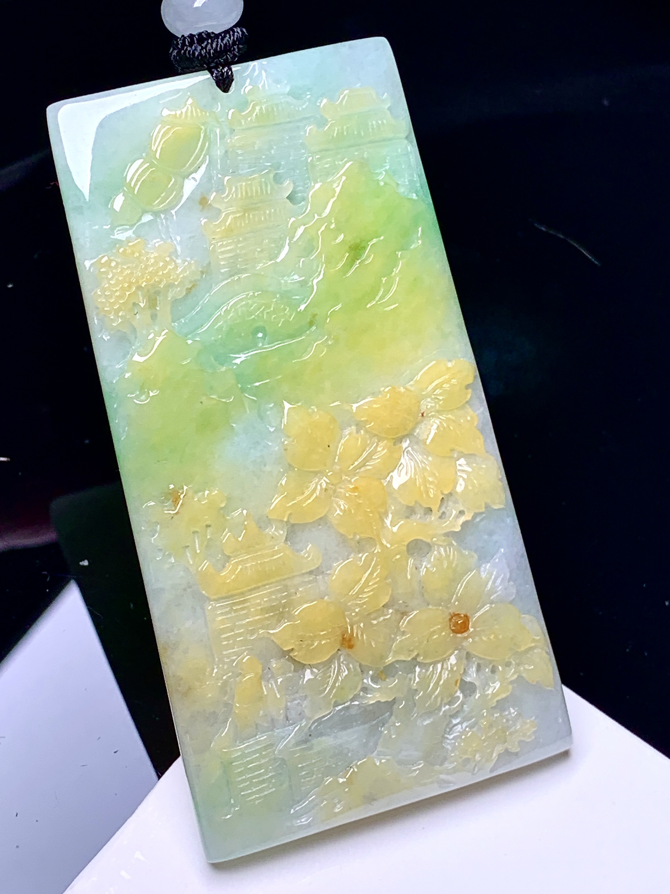 黄翡山水牌子吊坠 玉质细腻 色泽艳丽清新 整体尺寸63.5*33.8*6 L1