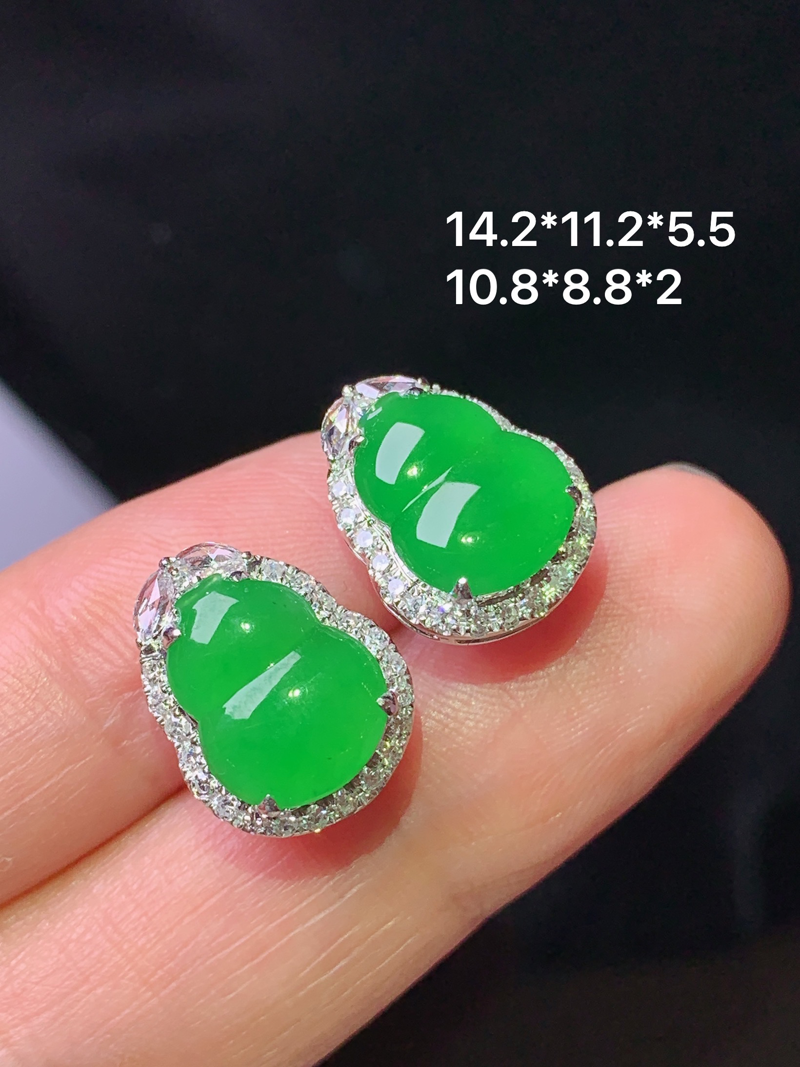 18k金钻镶嵌冰阳绿葫芦耳钉 玉质细腻 色泽艳丽清新 整体尺寸14.2*11.2*5.5 h1