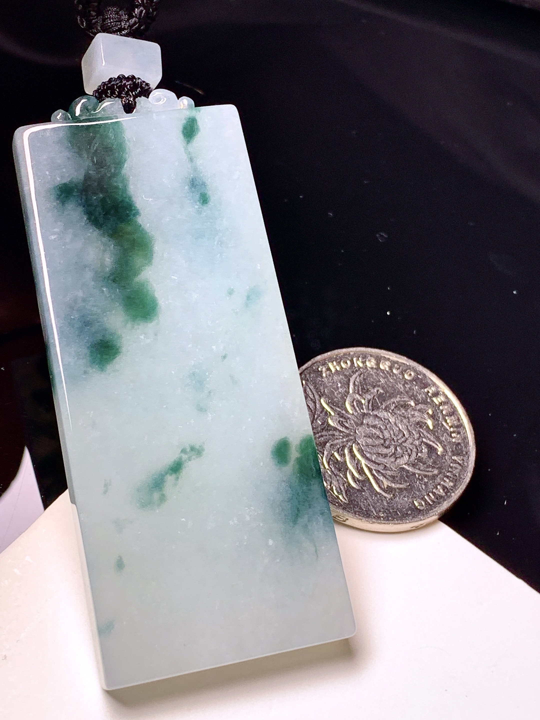 飘花无事牌吊坠 玉质细腻 色泽艳丽清新 整体尺寸65.3*27.8*5.8 L1