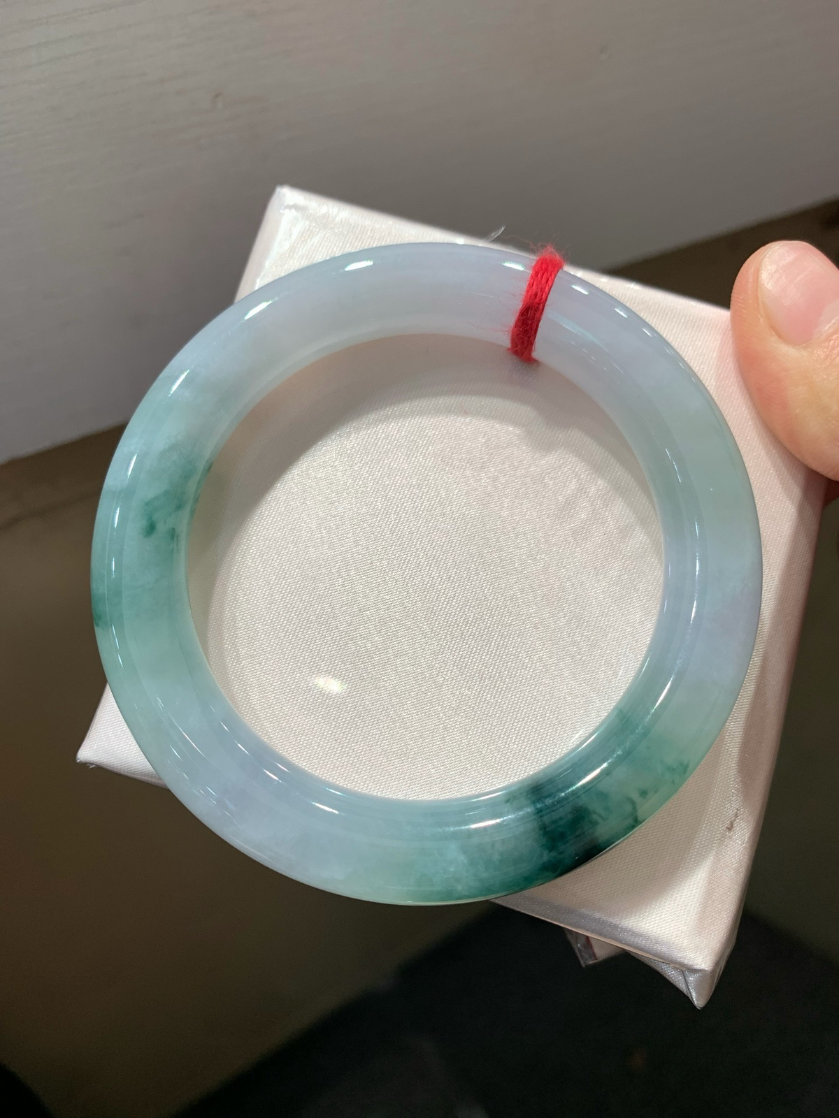 尺寸57.1/10.7  飘花圆条手镯
水润细腻 种老