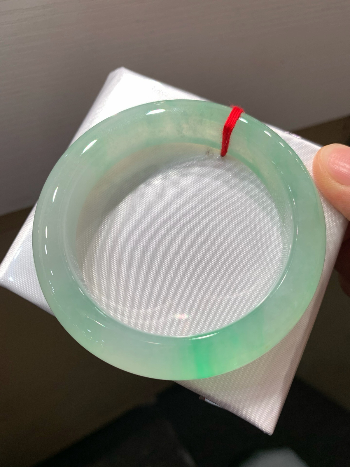 尺寸56.3/12.4/9.7，冰种带色手镯
种好水足
TG-1405-3400