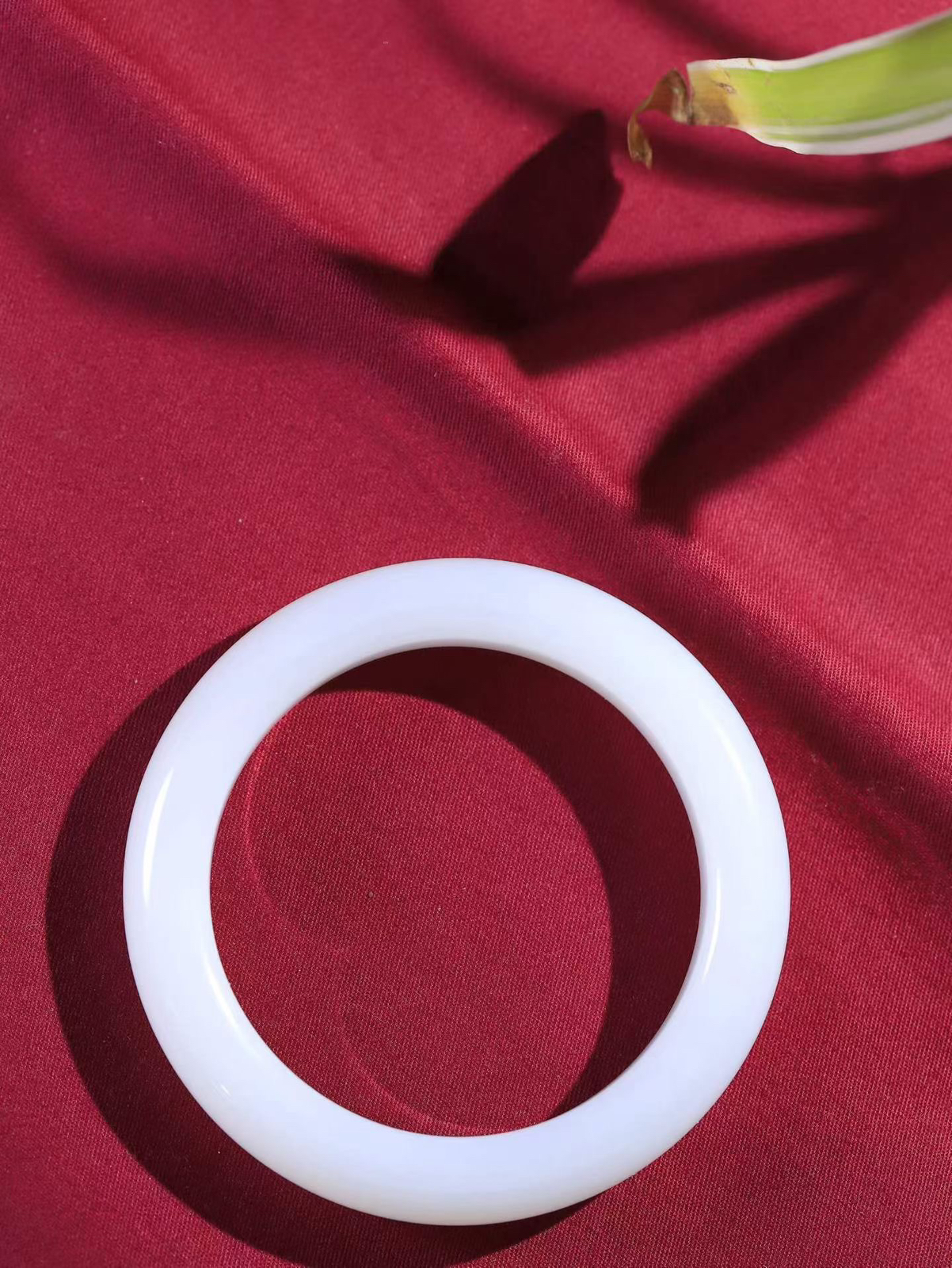 【柔情素语·手镯】

精品️和田玉白玉手镯，玉质细腻温润，手感舒适，️线条流畅，简约大气，美自天成，佩戴于腕间，婉约之美，举手投足间透出那份低调奢华，醉人心扉。重58.71克 内径圈口55.5mm  尺寸11.9-9.8mm   FDy-11603031