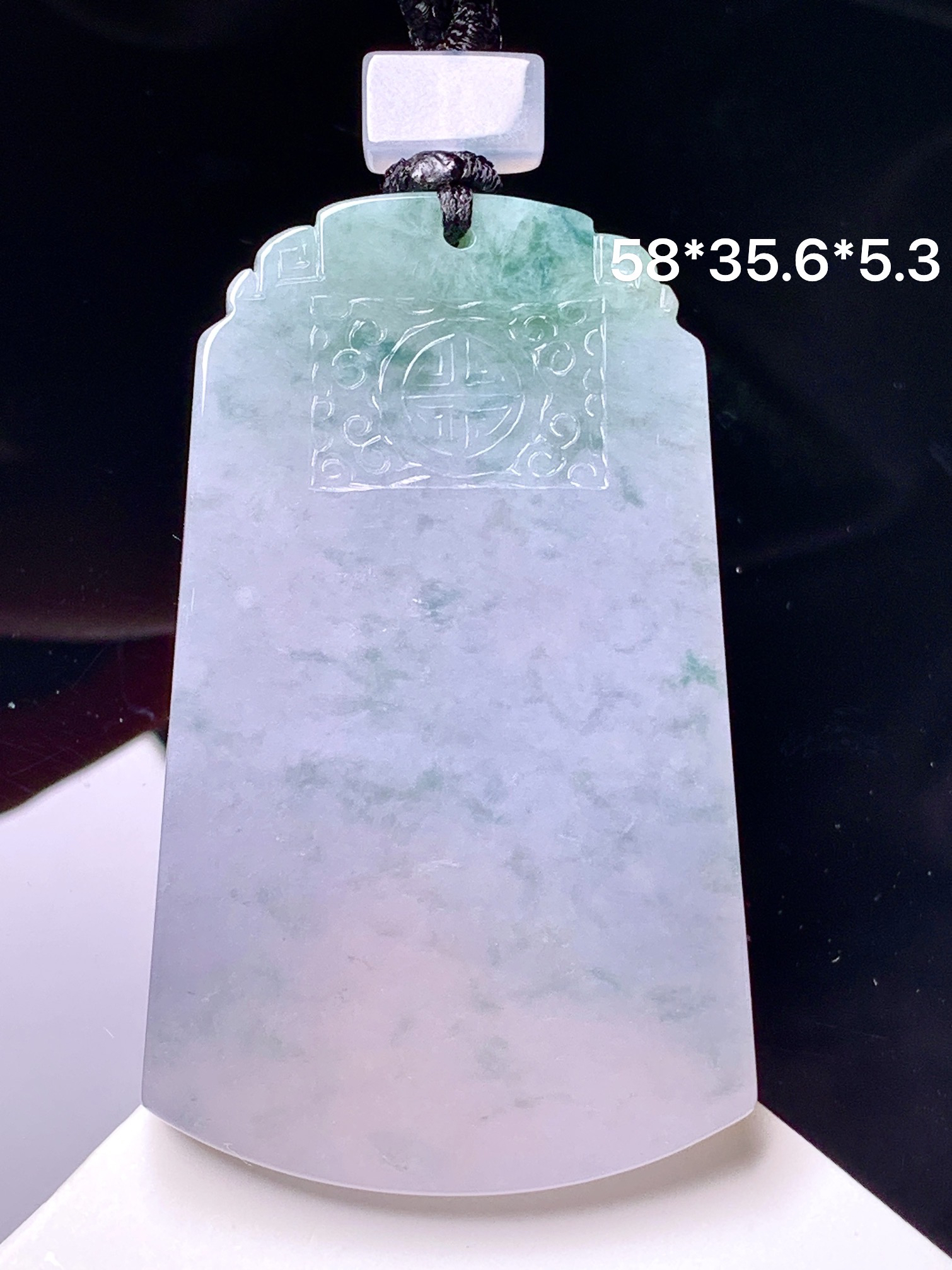 飘绿无事牌吊坠 玉质细腻 色泽艳丽清新 整体尺寸58*35.6*5.3 L1