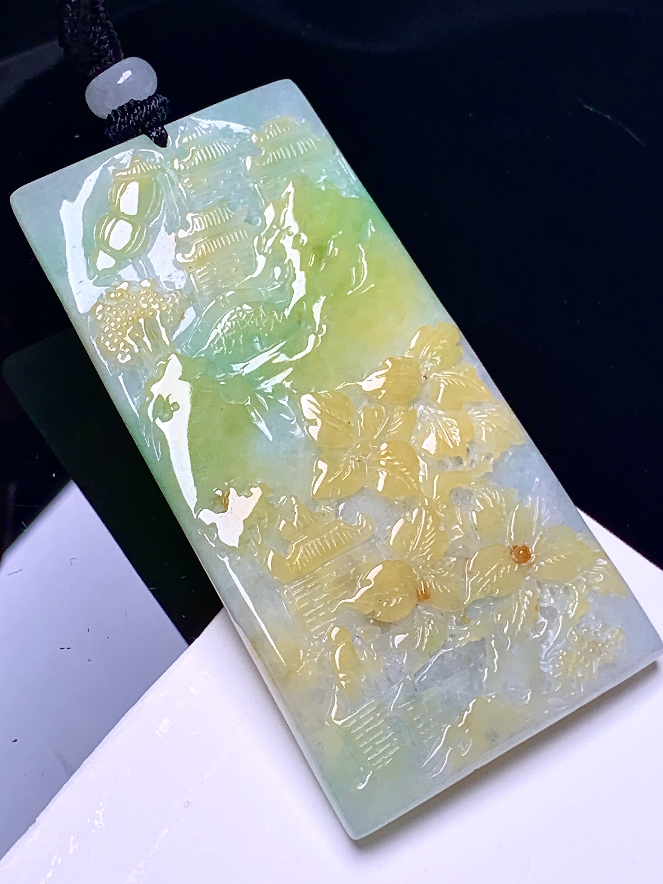 黄翡山水牌子吊坠 玉质细腻 色泽艳丽清新 整体尺寸63.5*33.8*6 L1