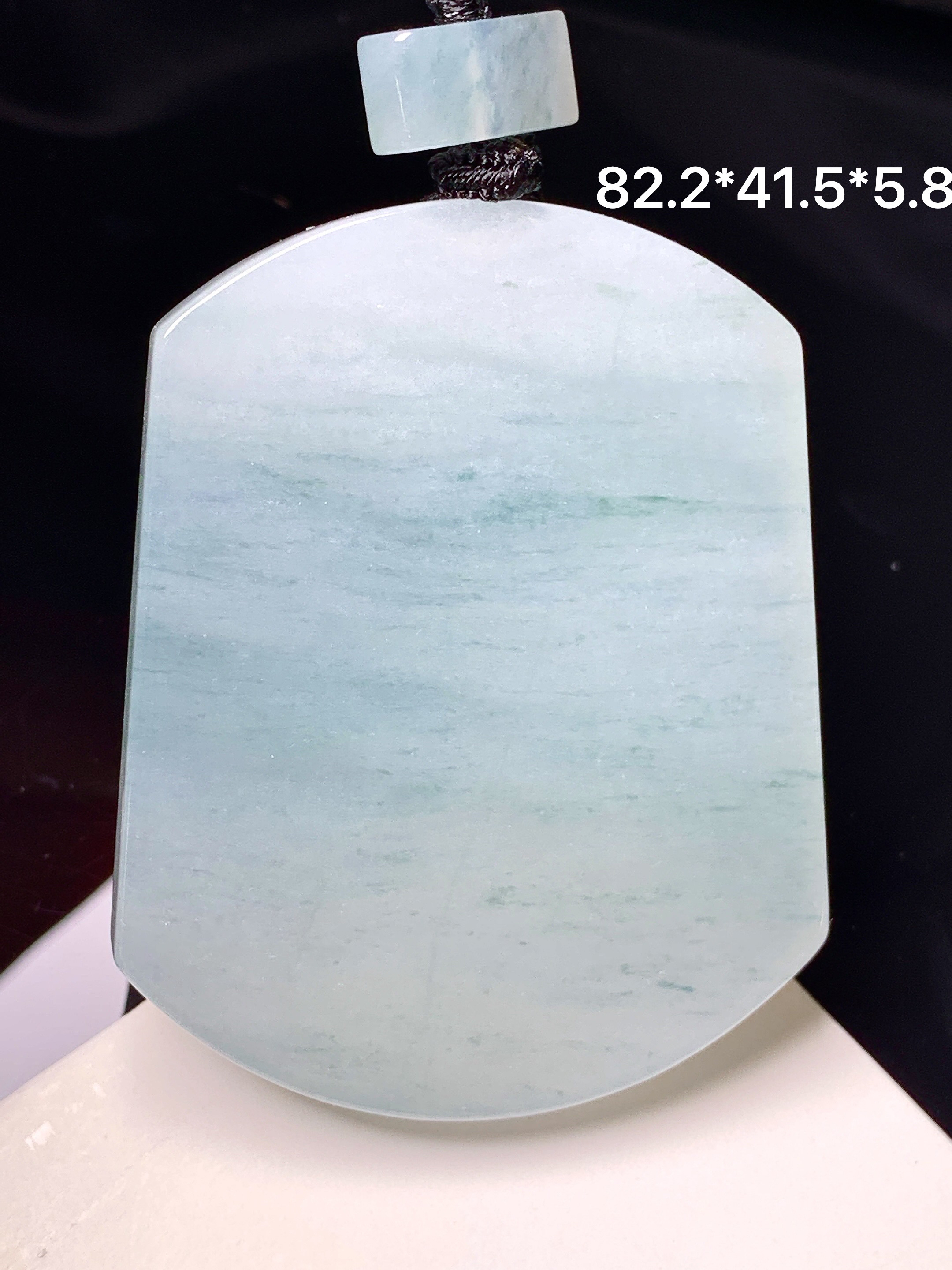 飘绿无事牌吊坠 玉质细腻 色泽艳丽清新 整体尺寸82.2*41.5*5.8 L1
