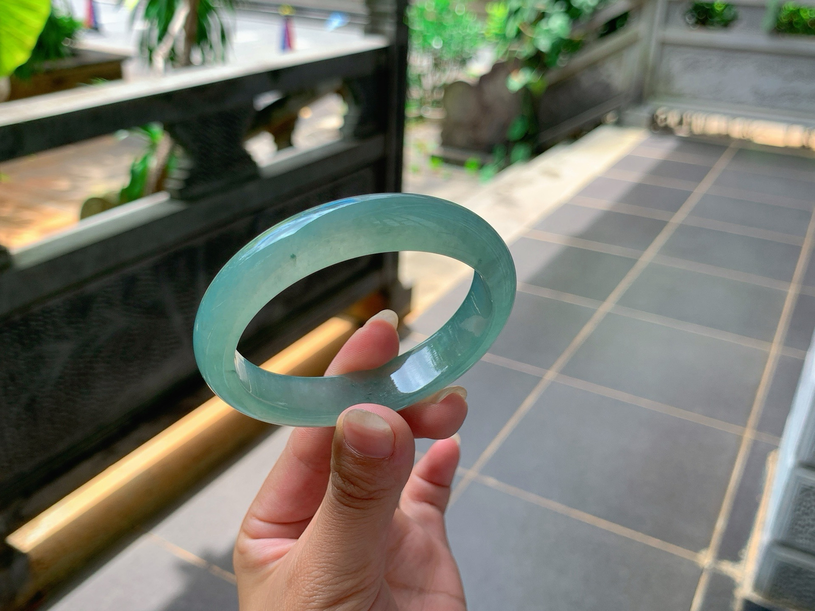 ｜55圈口
冰晴底贵妃手镯，水汪汪冰透透的，像深邃的湖水，透出一股浓郁的神秘感，
编号【06-29-09】