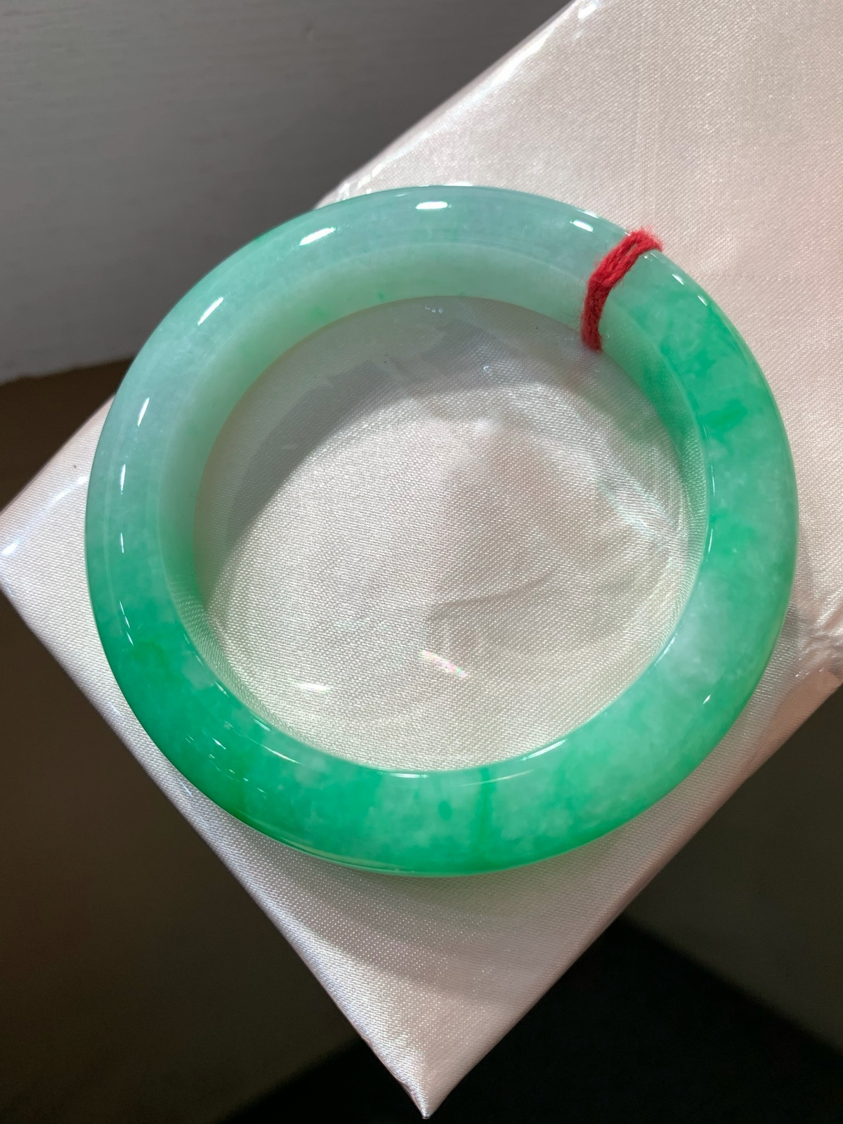 尺寸55.3/12.3/9.9，阳绿手镯
水润细腻 上手好看