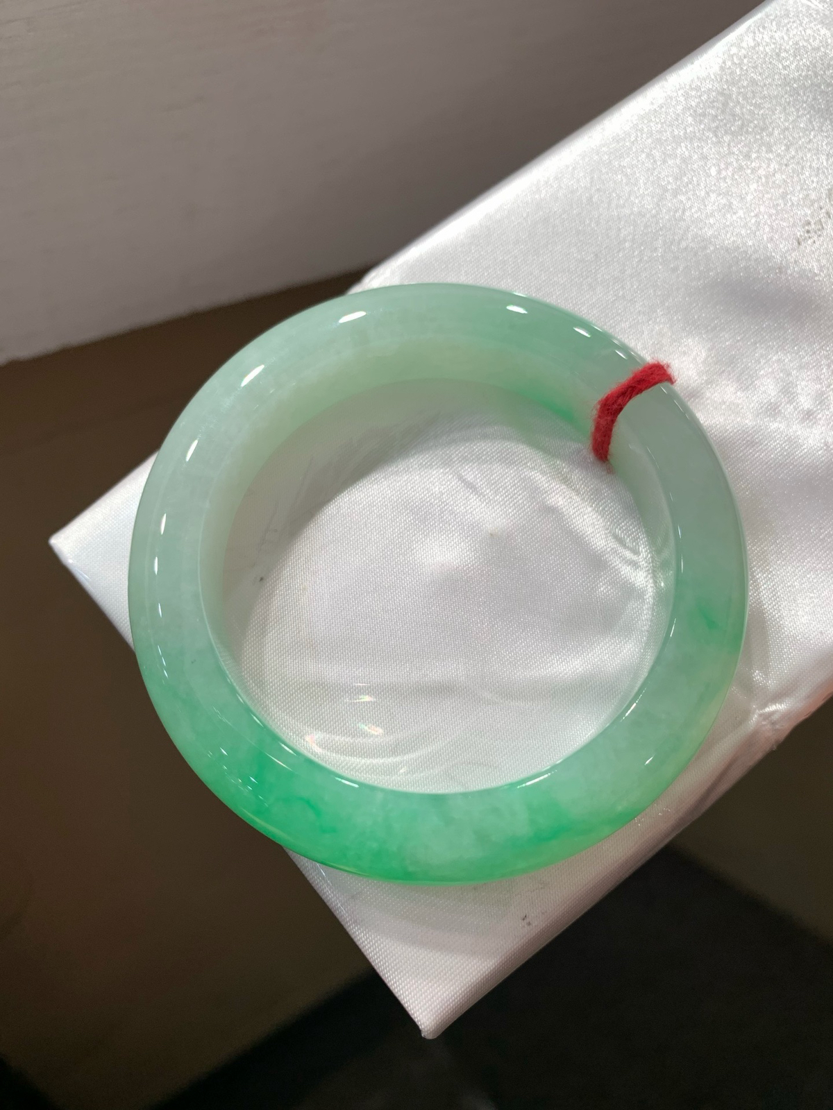尺寸51.6/12.1/9.4，带色手镯
水润细腻 色好
