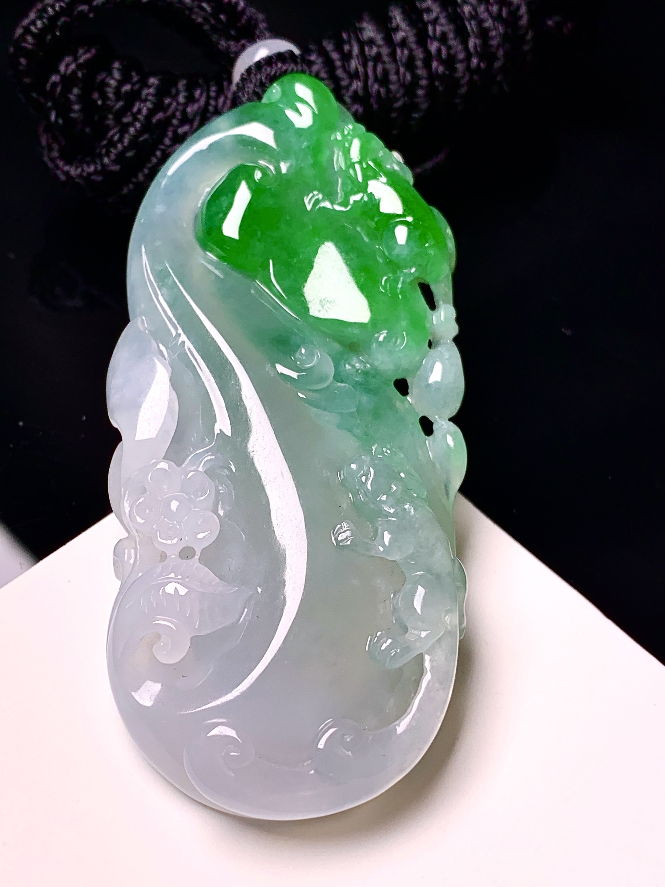 飘绿如意吊坠 玉质细腻 色泽艳丽清新 整体尺寸58.2*25.8*7.6 w1
