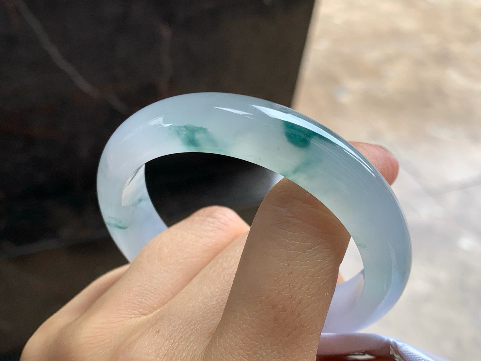 53-12.2-7.8
冰种飘花手镯^_^种水好 飘花点缀