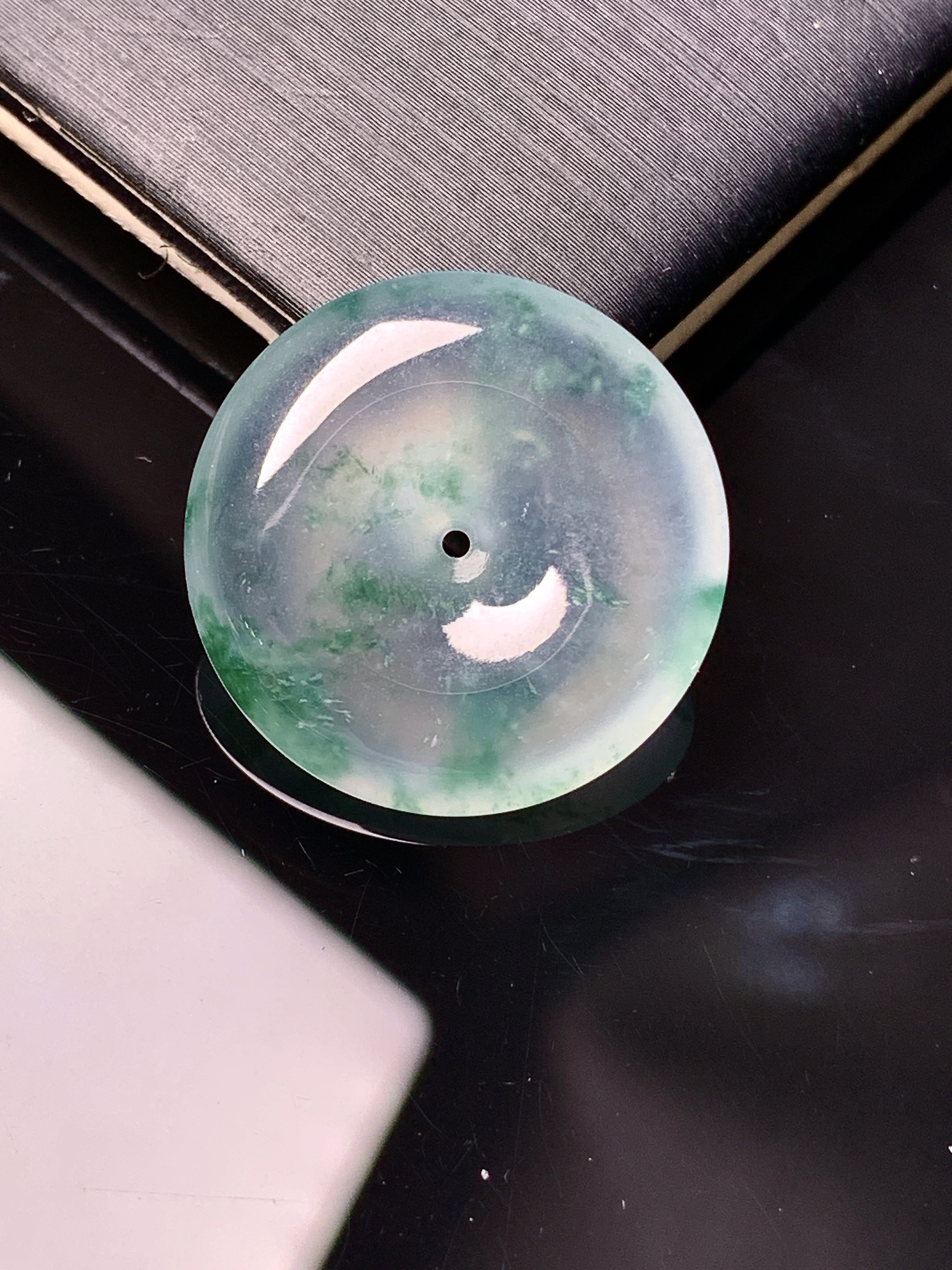 冰种飘绿平安扣吊坠 玉质细腻 色泽艳丽清新 整体尺寸20.5*4.7 c2