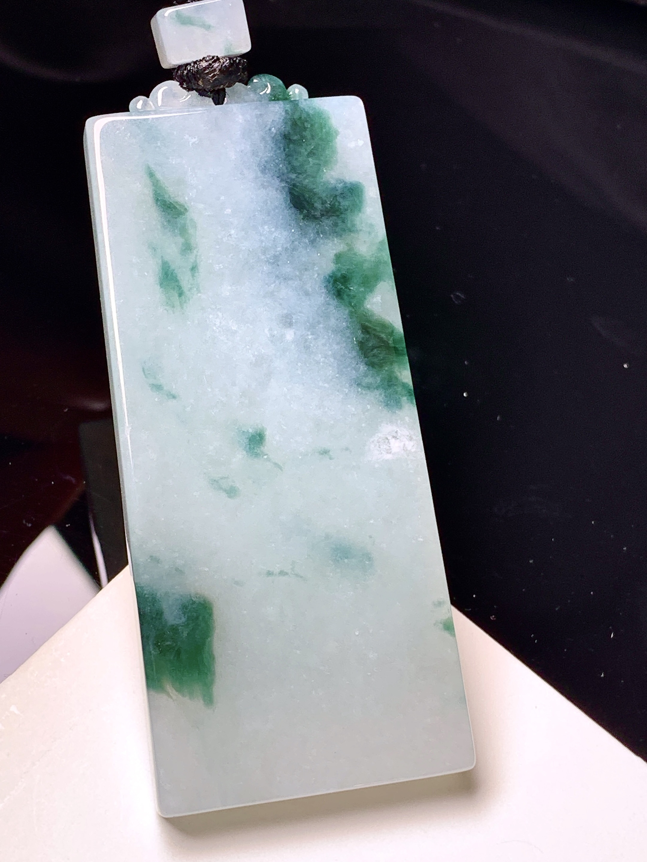 飘花无事牌吊坠 玉质细腻 色泽艳丽清新 整体尺寸65.3*27.8*5.8 L1