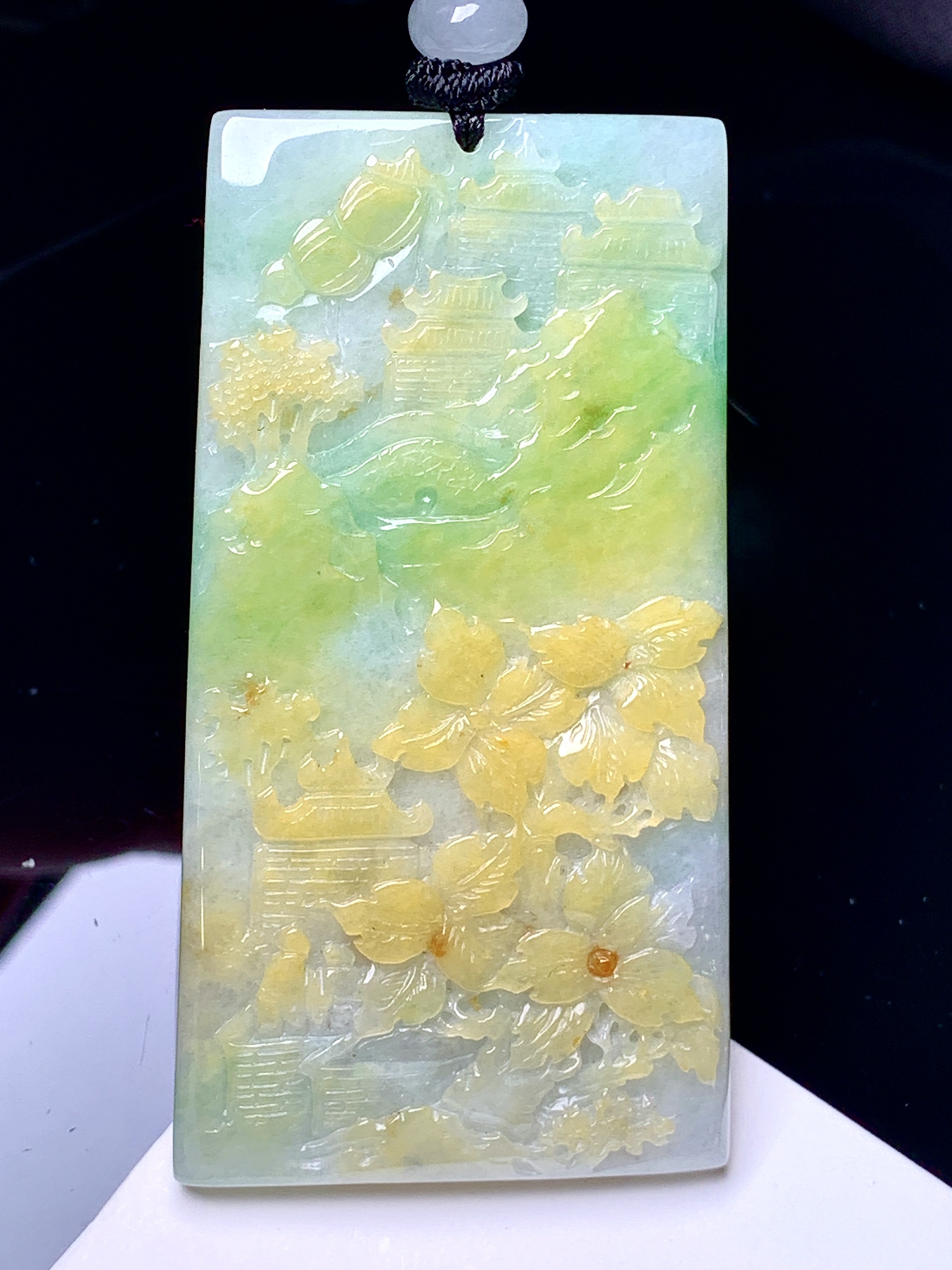 黄翡山水牌子吊坠 玉质细腻 色泽艳丽清新 整体尺寸63.5*33.8*6 L1