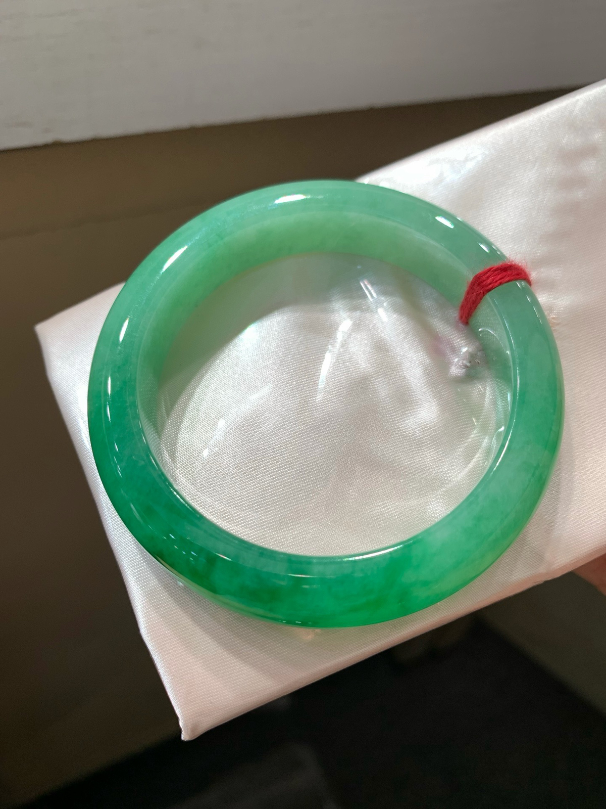 尺寸54.9/12.4/8.9，带色手镯
水润细腻 有种有色
TG-1334-1600