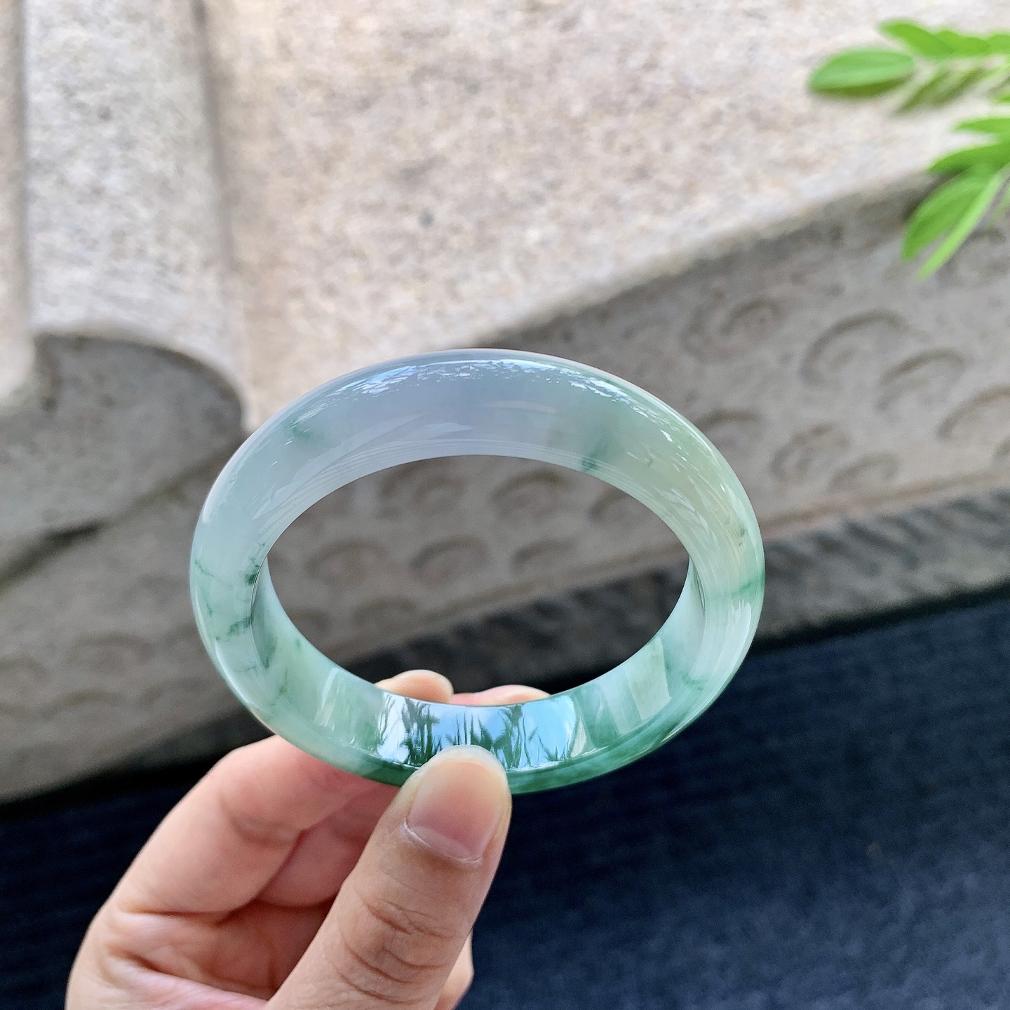 正圈 圈口52.9/12.8/7.8 编码Q7070115 细糯飘绿花，水润，种老，细腻，打灯有棉线