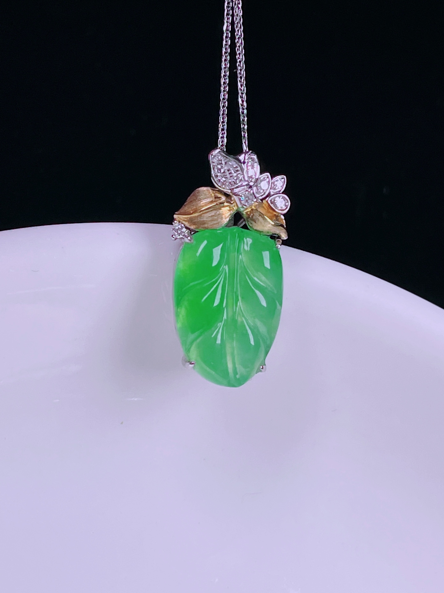 ️冰绿树叶锁骨链，老种起光，细底通透，尺寸：19/9.3/4.6mm0630