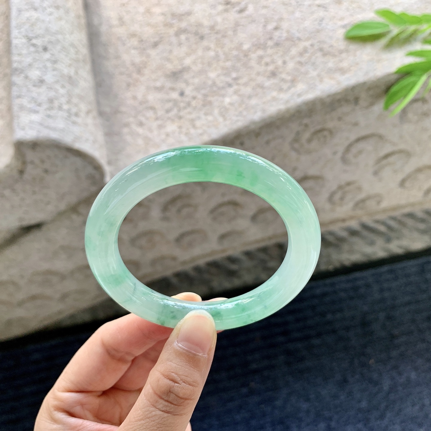 圆条51 52，圈口52.8/10/9.5，编码A2070108，描述糯冰飘绿花，水润，种老，细腻，打灯有纹线