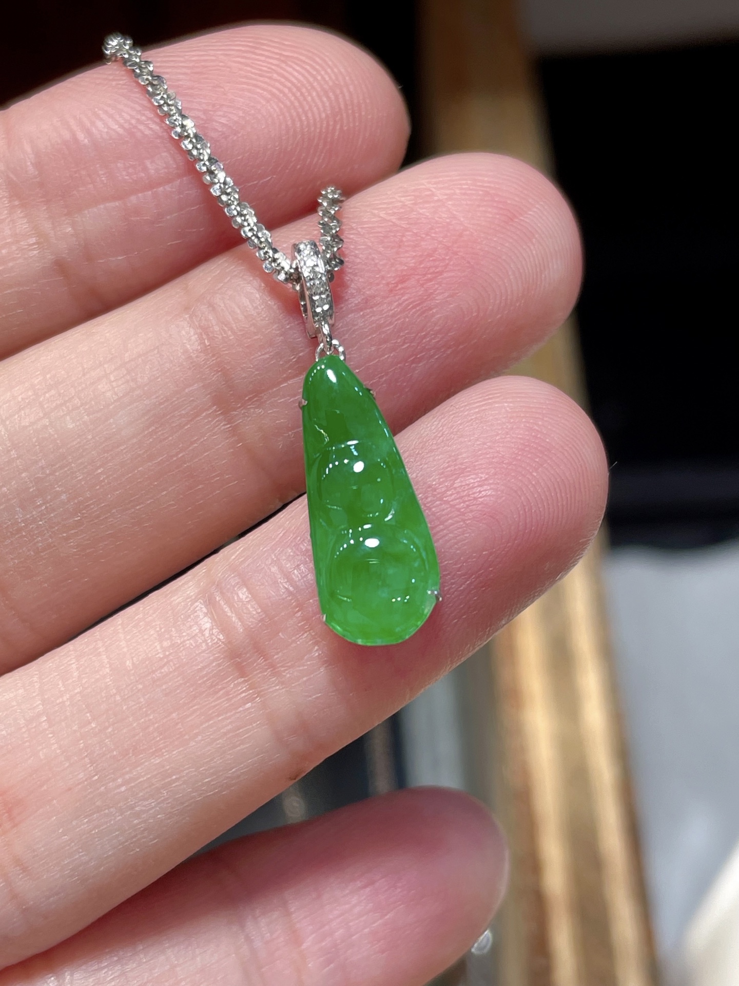 ️ 翡翠阳绿福豆扣吊坠，光感强烈 冰种阳绿色，满绿，料子水润通透，种老起光。 18k镶，佩戴效果佳，16.5-7-2.2