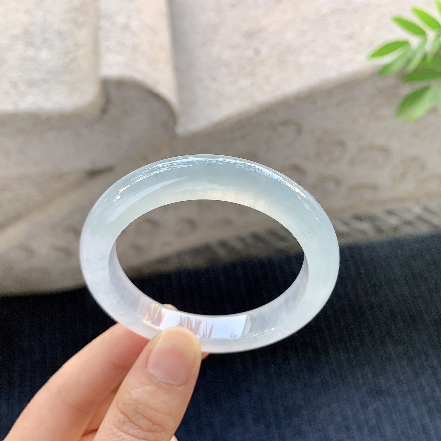 正圈49 50【圈口】50.4/10.5/8.1【编码】BA062977【描述】冰种，清透，水润，种老，细腻，内侧有纹线