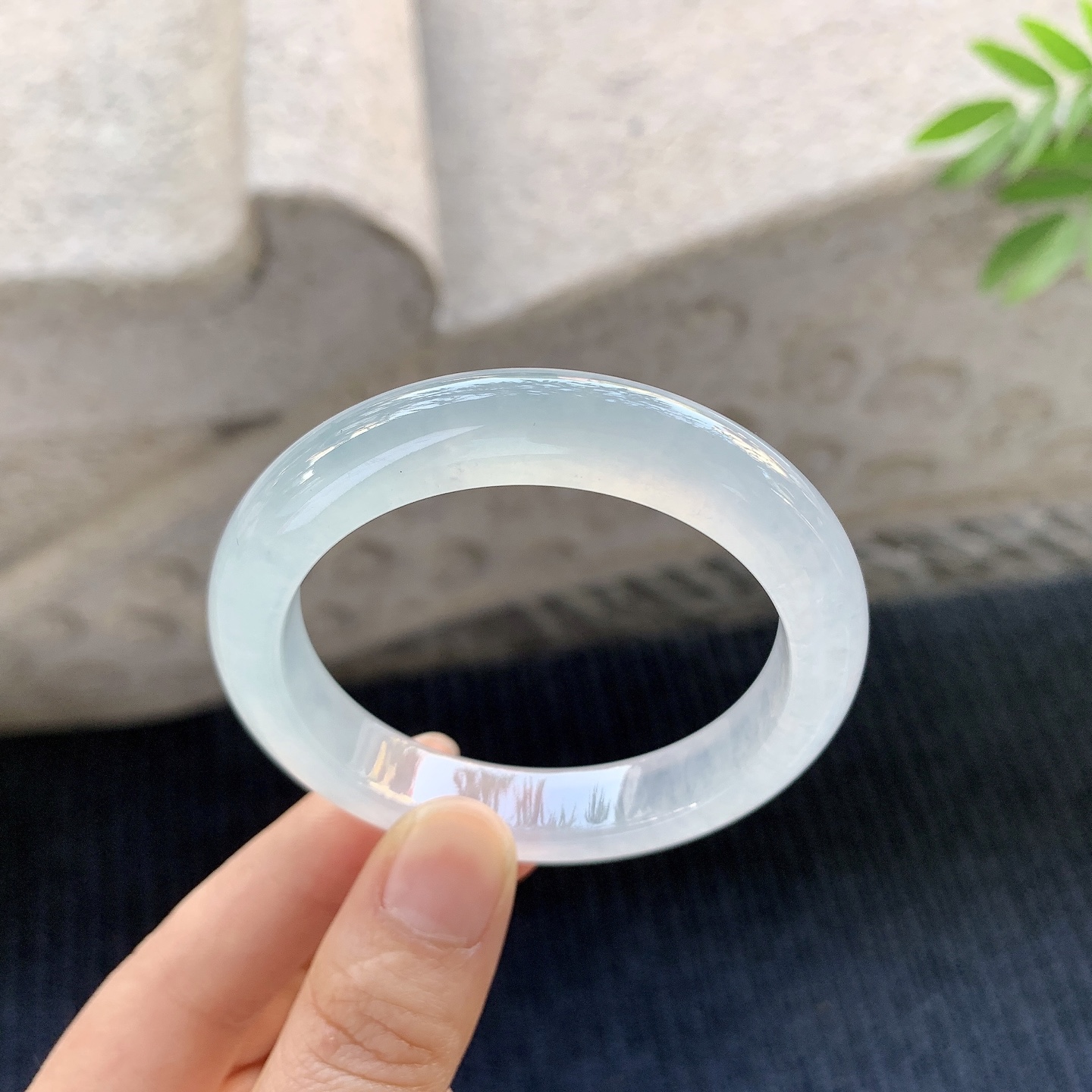 正圈49 50【圈口】50.4/10.5/8.1【编码】BA062977【描述】冰种，清透，水润，种老，细腻，内侧有纹线