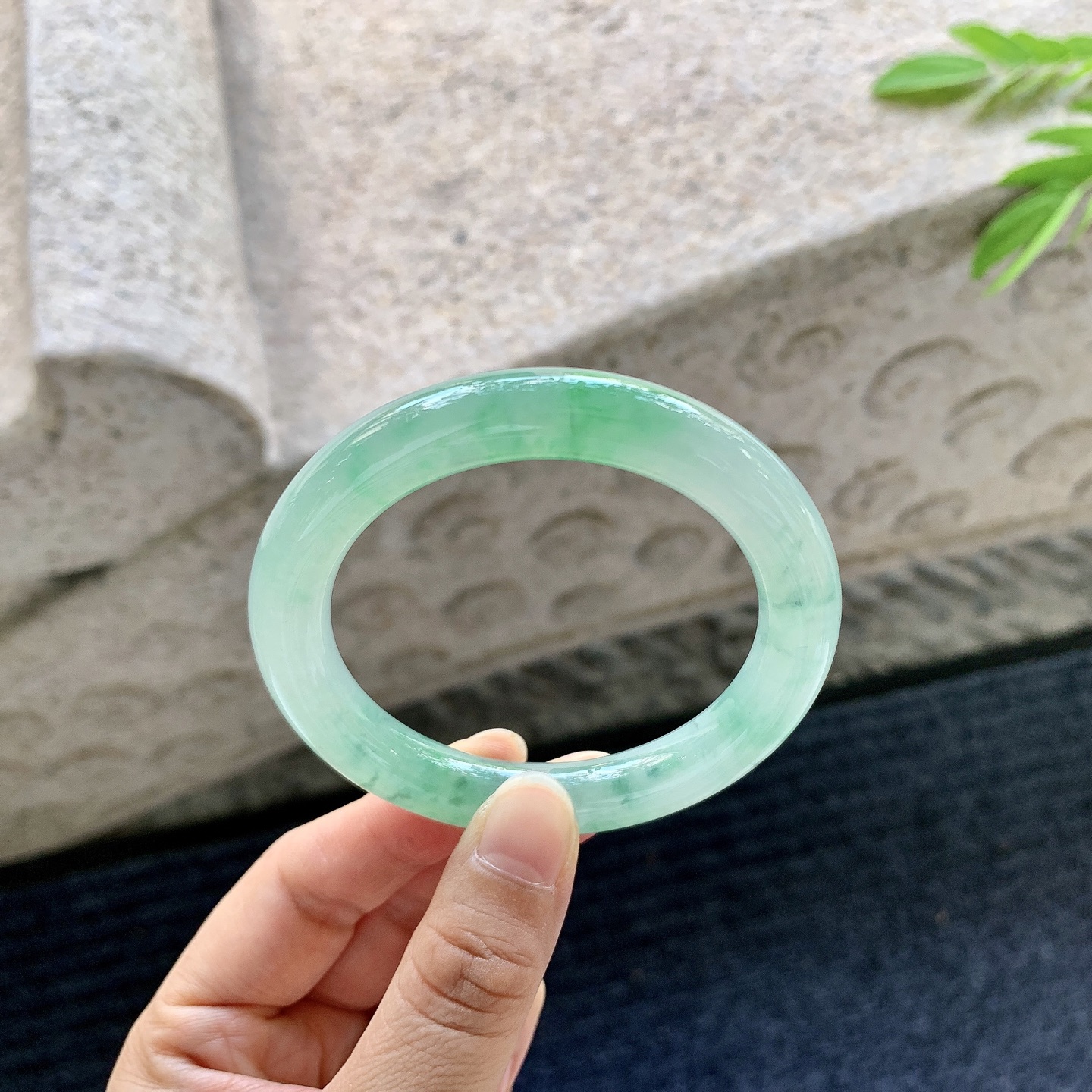 圆条51 52，圈口52.8/10/9.5，编码A2070108，描述糯冰飘绿花，水润，种老，细腻，打灯有纹线