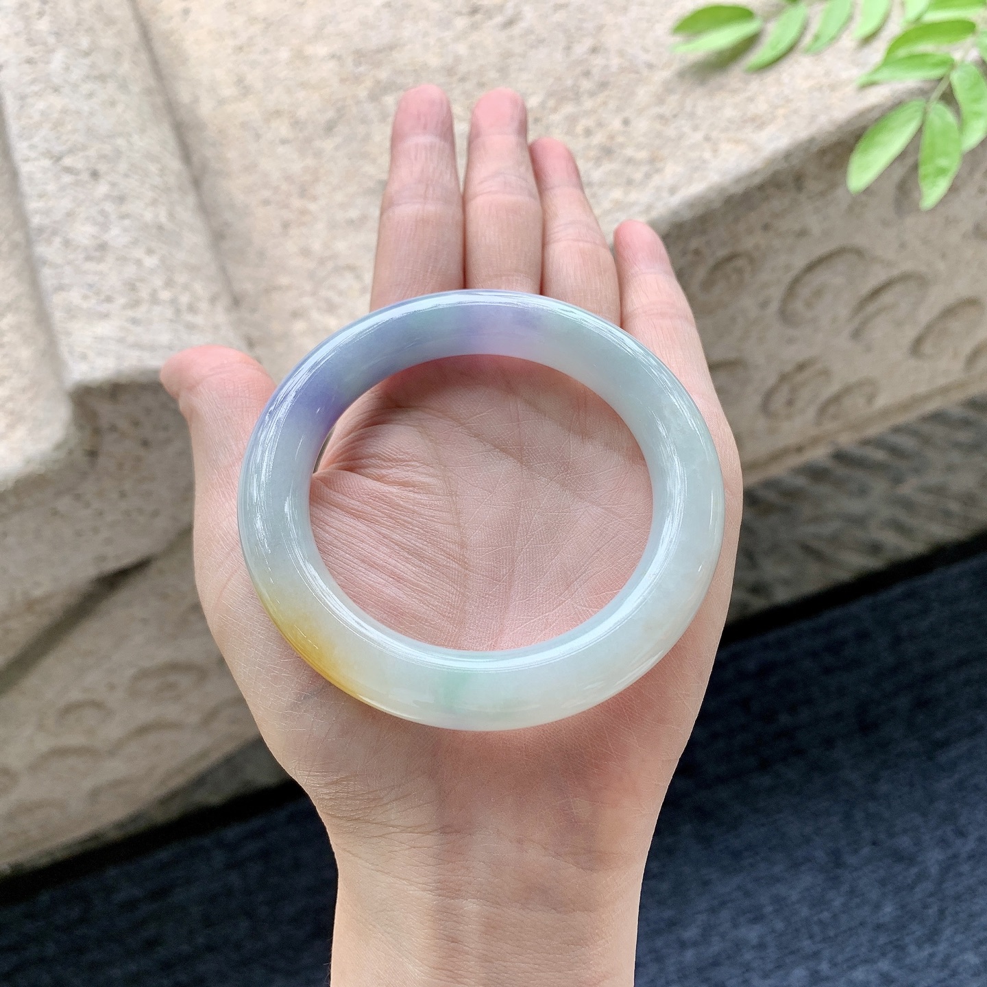 圆条53 54【圈口】54/10.3/10.8【编码】GL070152【描述】细糯三彩，水润，种老，细腻，打灯有絮线