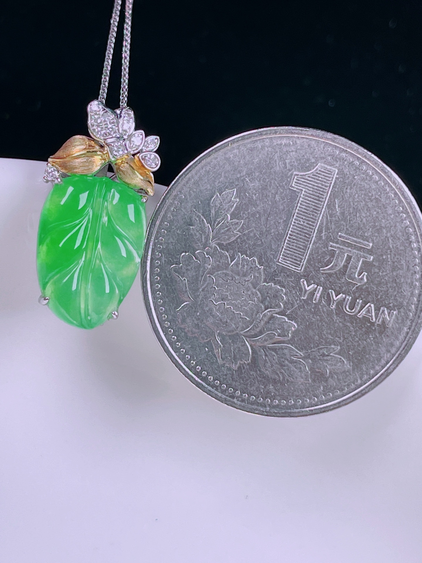 ️冰绿树叶锁骨链，老种起光，细底通透，尺寸：19/9.3/4.6mm0630
