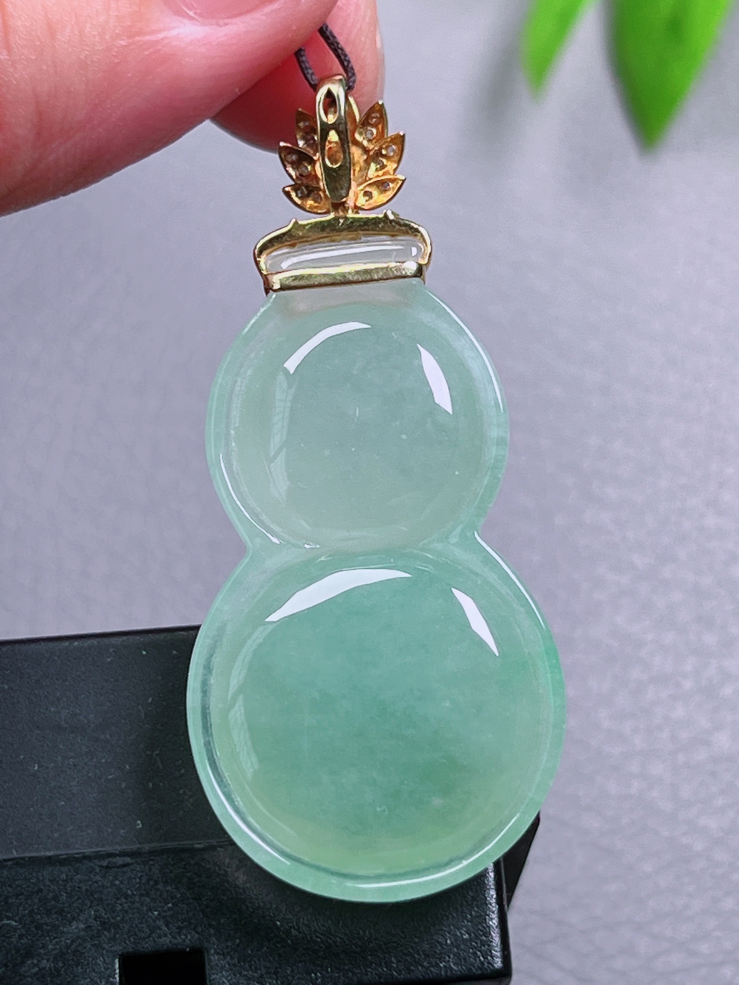 18k黄金葫芦，无裂，饱满，冰透水润，起荧光，尺寸：37.6-20.3-8.4