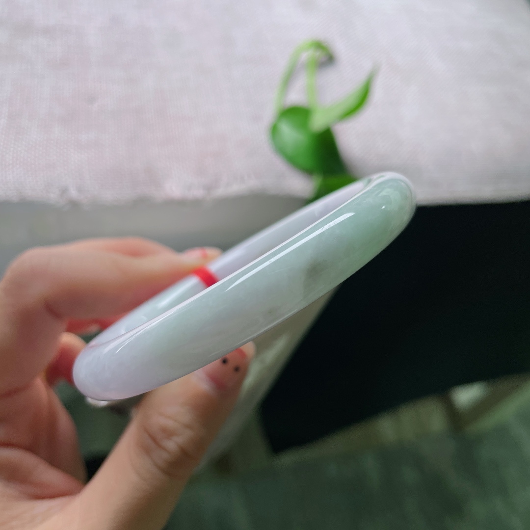 56.5/9.5，淡春彩圆条，淡紫飘浅绿，玉质细腻油润，饱满圆条衬得手腕纤细，温柔不张扬，ss52762a