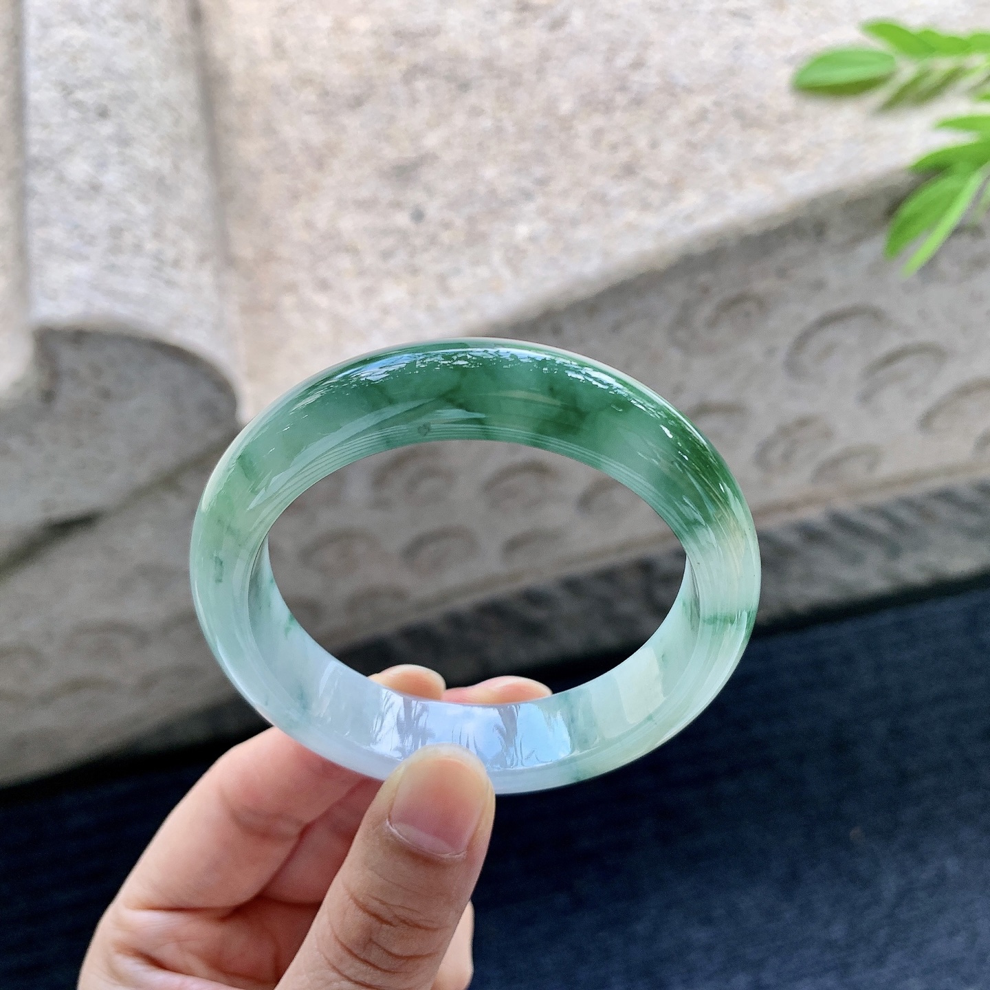 正圈 圈口52.9/12.8/7.8 编码Q7070115 细糯飘绿花，水润，种老，细腻，打灯有棉线