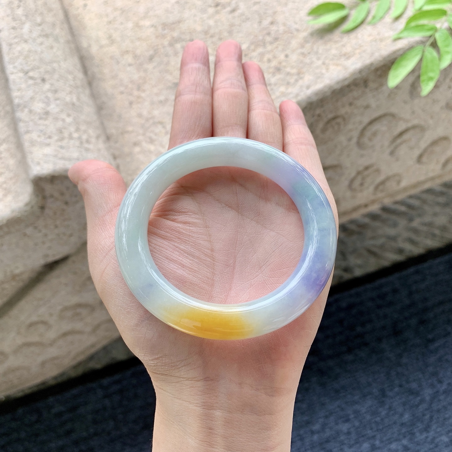 圆条53 54【圈口】54/10.3/10.8【编码】GL070152【描述】细糯三彩，水润，种老，