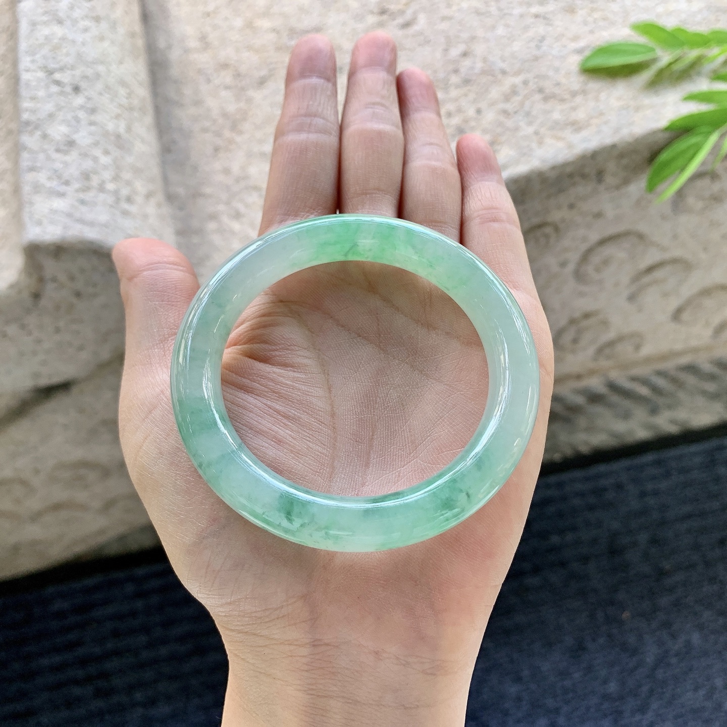 圆条51 52，圈口52.8/10/9.5，编码A2070108，描述糯冰飘绿花，水润，种老，细腻，打灯有纹线