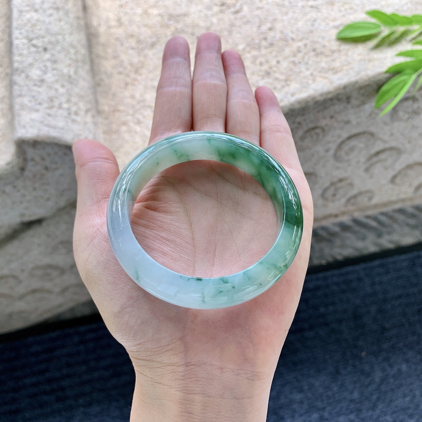 正圈 圈口52.9/12.8/7.8 编码Q7070115 细糯飘绿花，水润，种老，细腻，打灯有棉线