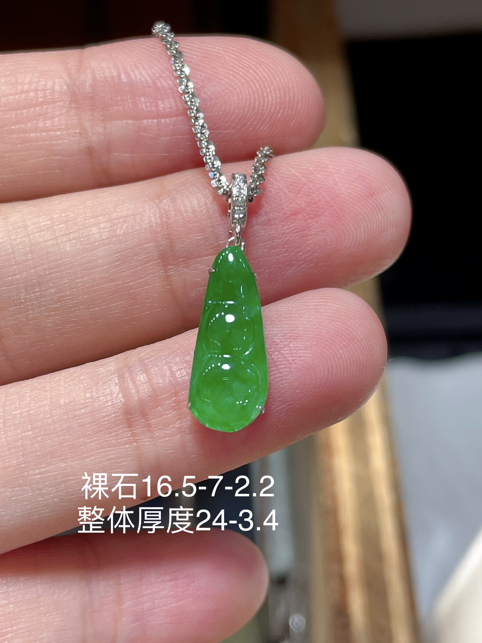 ️ 翡翠阳绿福豆扣吊坠，光感强烈 冰种阳绿色，满绿，料子水润通透，种老起光。 18k镶，佩戴效果佳