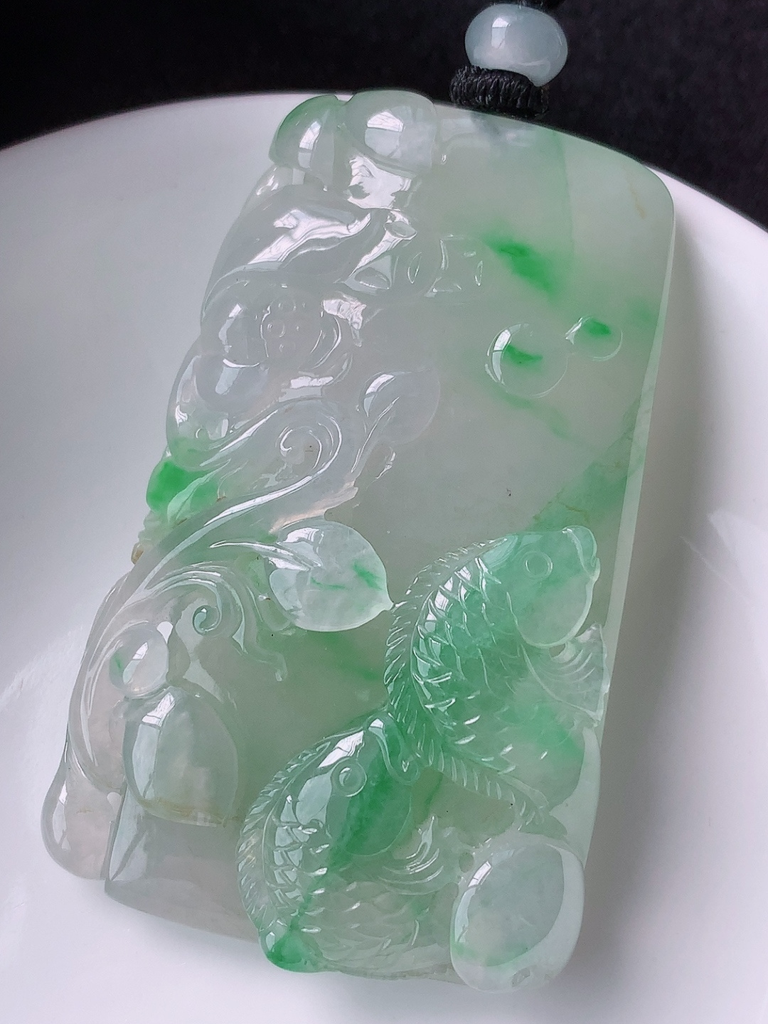 ️️ 冰飘绿荷叶鱼挂件 色泽清新，底子细腻水润 佩戴落落大方，57.4-36.3-10.5