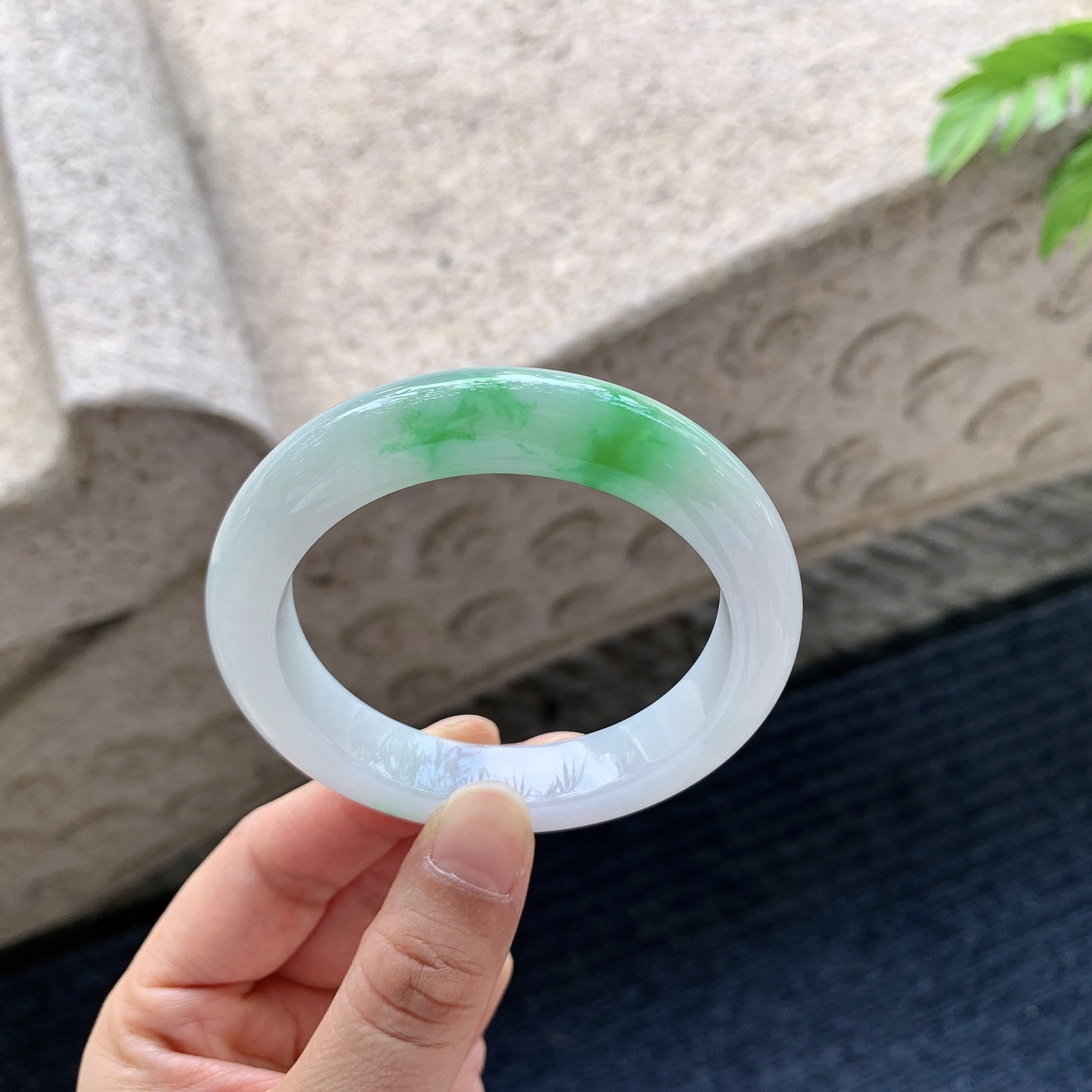 正圈52 53【圈口】53/11.2/9【编码】BA061670【描述】细糯飘阳绿，水润，种老，细腻，打灯有絮线