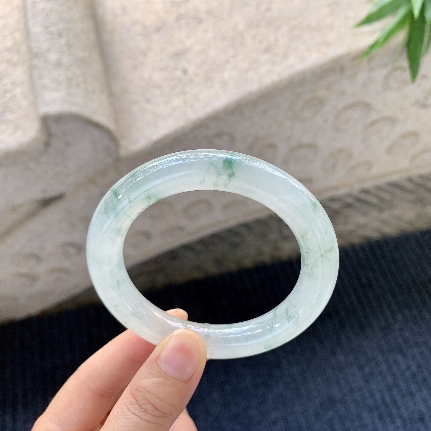 圆条53 54【圈口】54.5/10.8/10.6【编码】C5062960【描述】冰飘花，清透，水润，种老，细腻，打灯有絮线