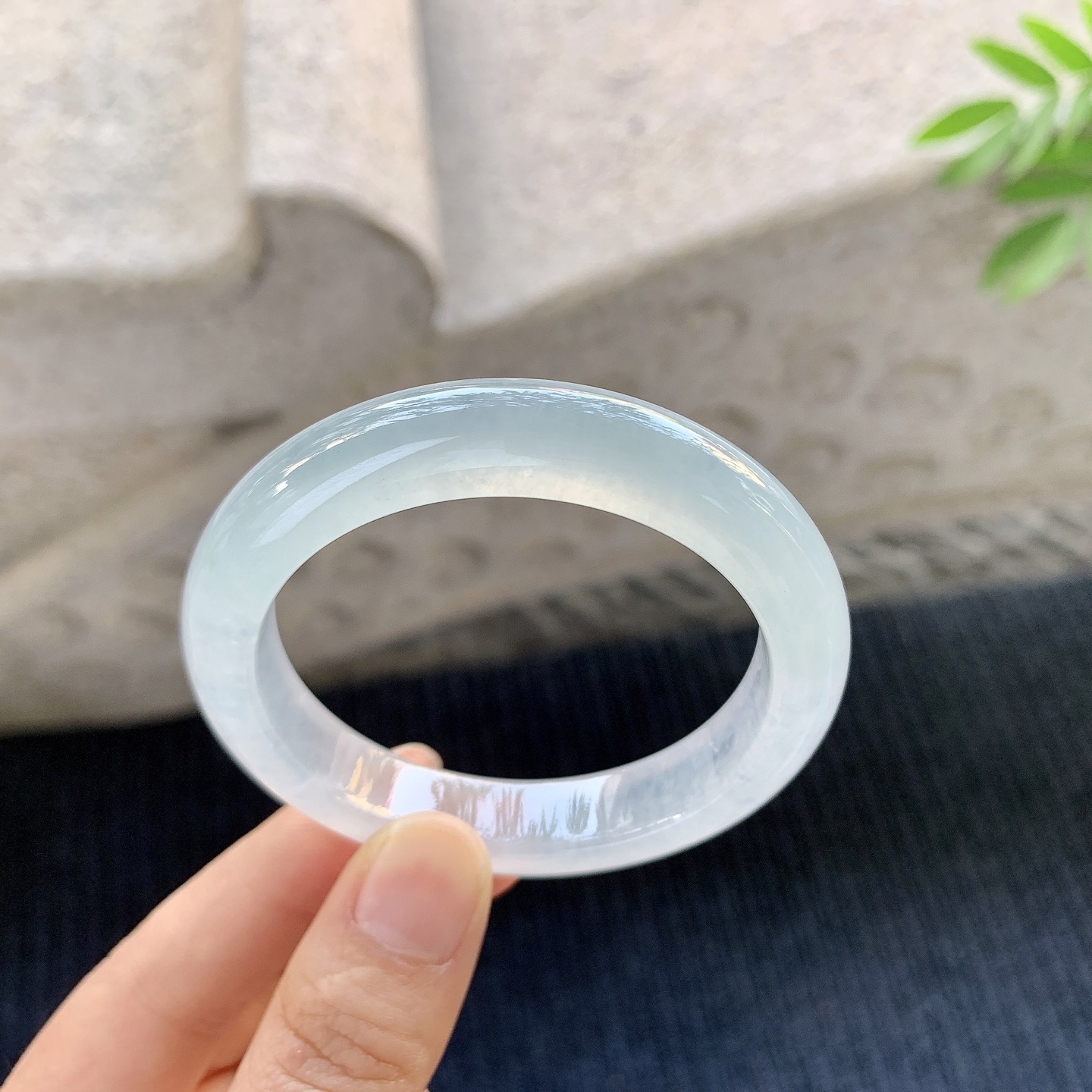 正圈49 50【圈口】50.4/10.5/8.1【编码】BA062977【描述】冰种，清透，水润，种老，细腻，内侧有纹线